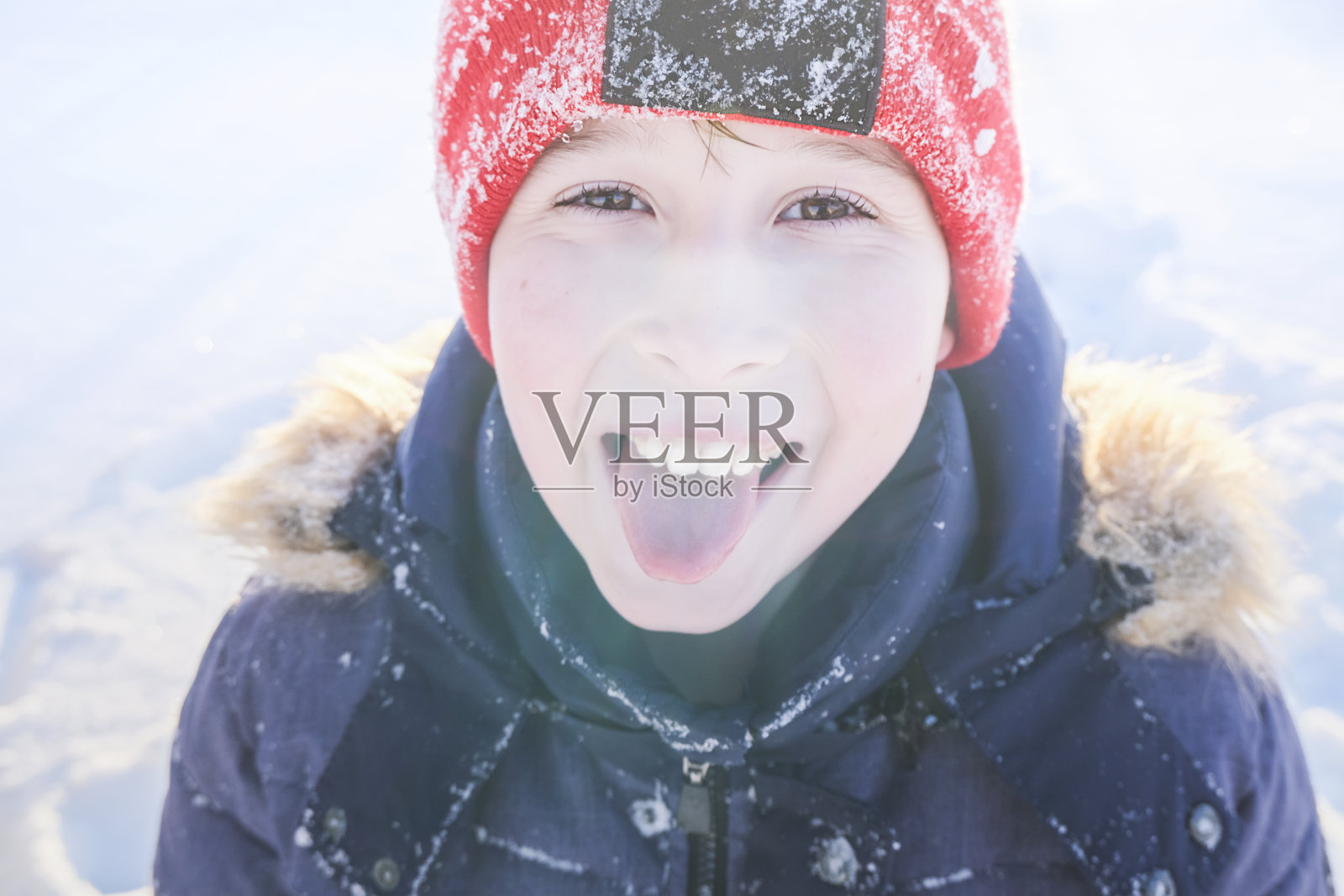 一个孩子在冬日夕阳下的肖像。浅景深的彩色照片。照片摄影图片