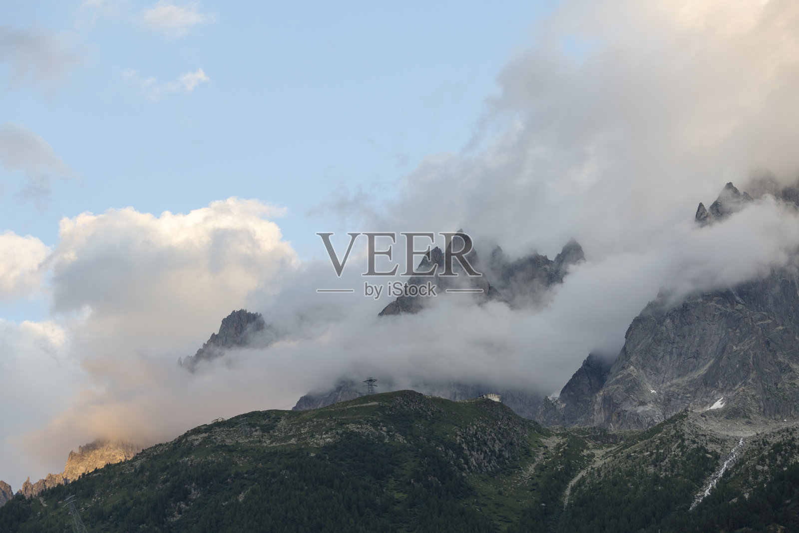 美丽的云景从法国阿尔卑斯山的霞慕尼勃朗峰，法国照片摄影图片