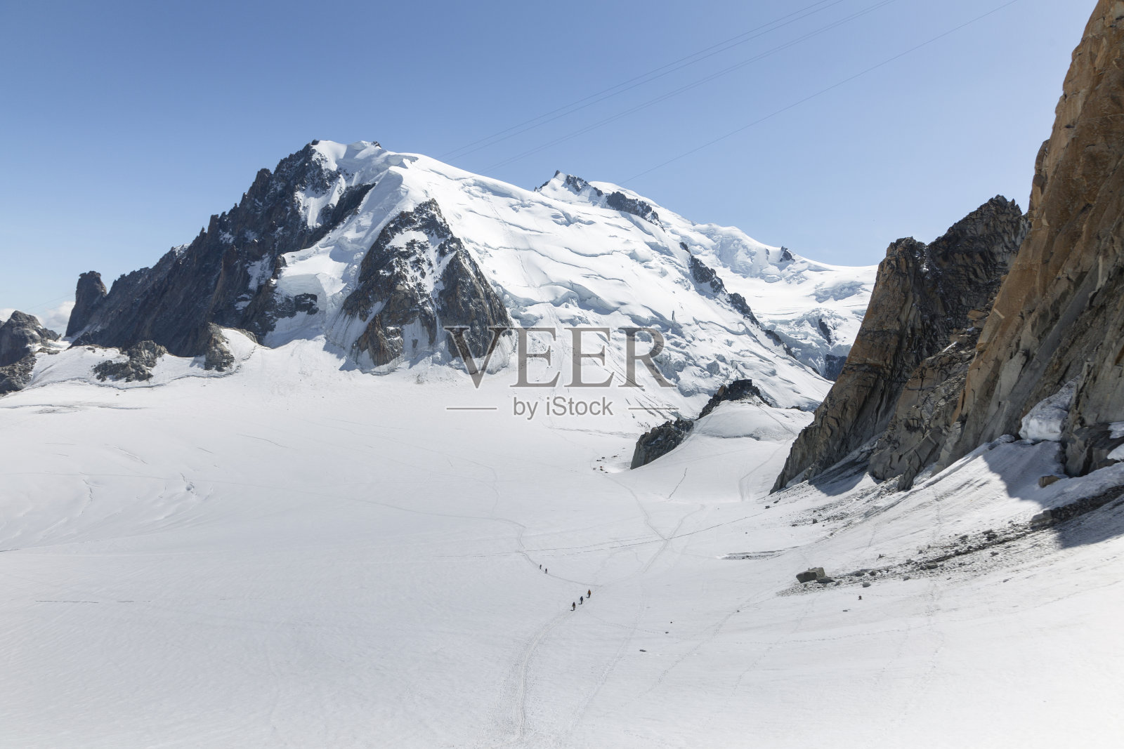 勃朗峰的三山路线(par 3个山)横跨塔库山、莫迪山和主要的阿尔卑斯山脉勃朗峰。从Cosmique避难所看，法国夏蒙尼照片摄影图片