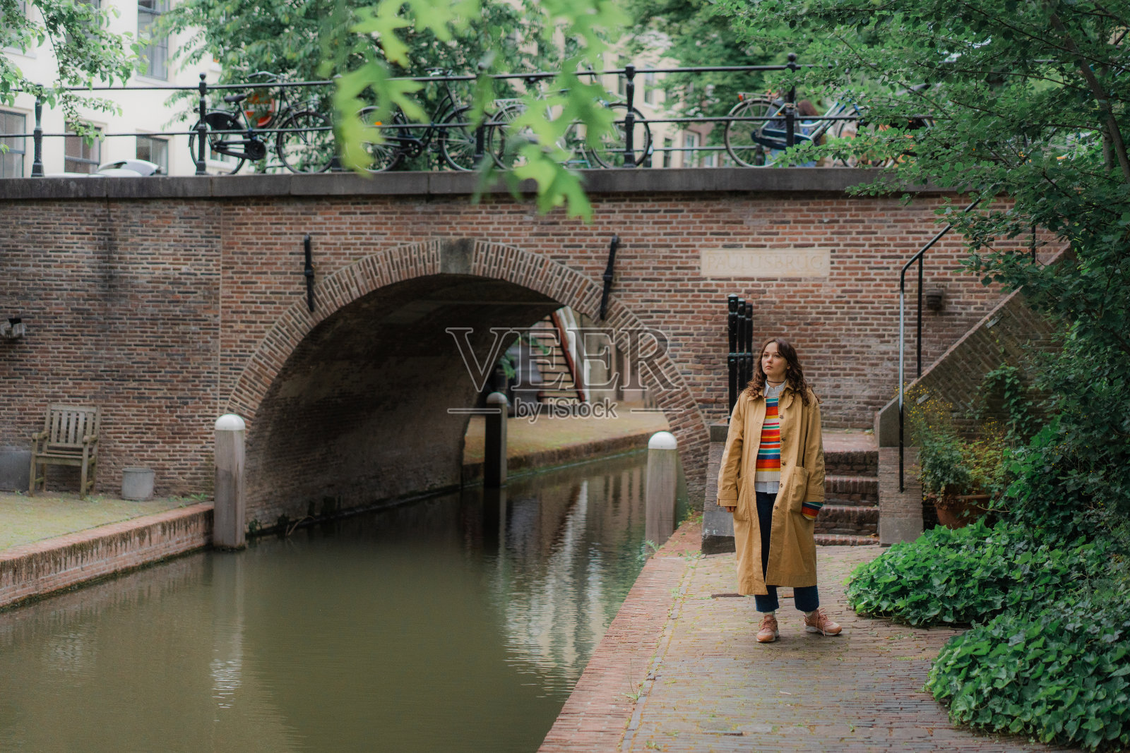 站在乌得勒支运河附近的女子照片摄影图片