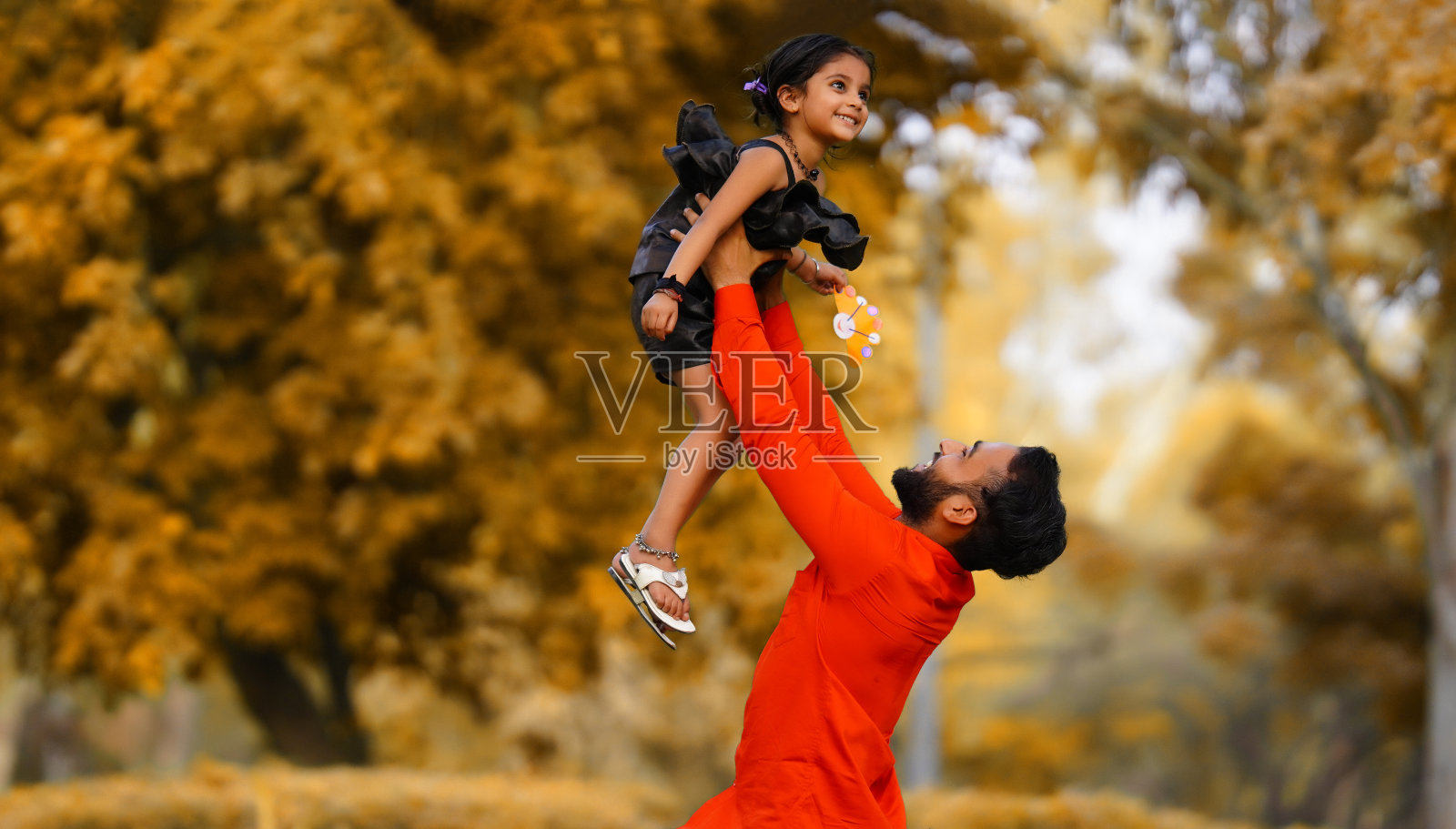 父亲节。快乐的家庭女儿拥抱他的爸爸在假期照片摄影图片