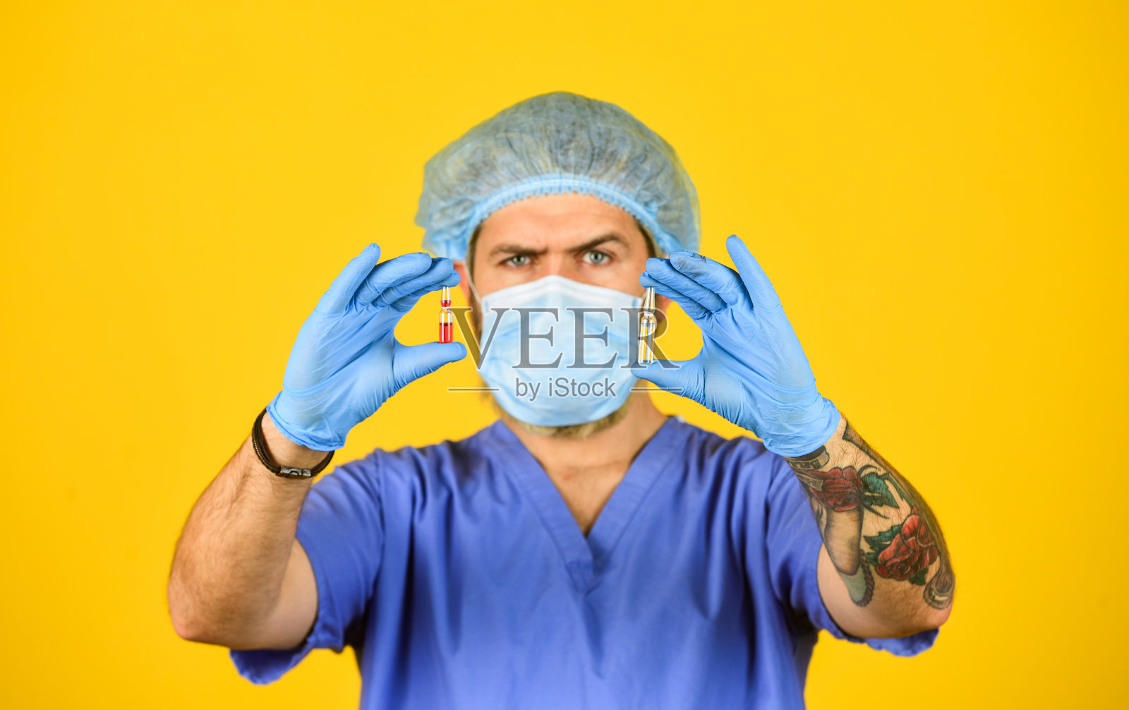 病毒测试。研制的疫苗。病毒如何传播。医护人员在实验室研究试管时戴口罩。更激进的措施。有选择性的重点照片摄影图片