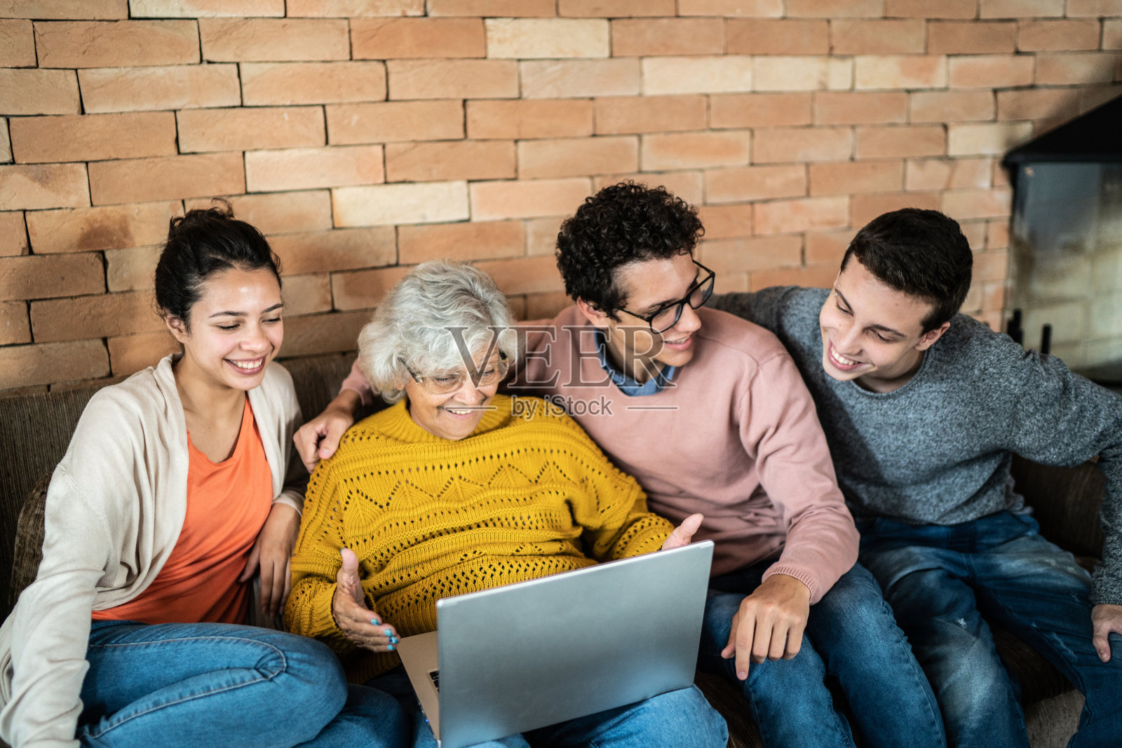 孙子在家里帮助祖母使用笔记本电脑照片摄影图片