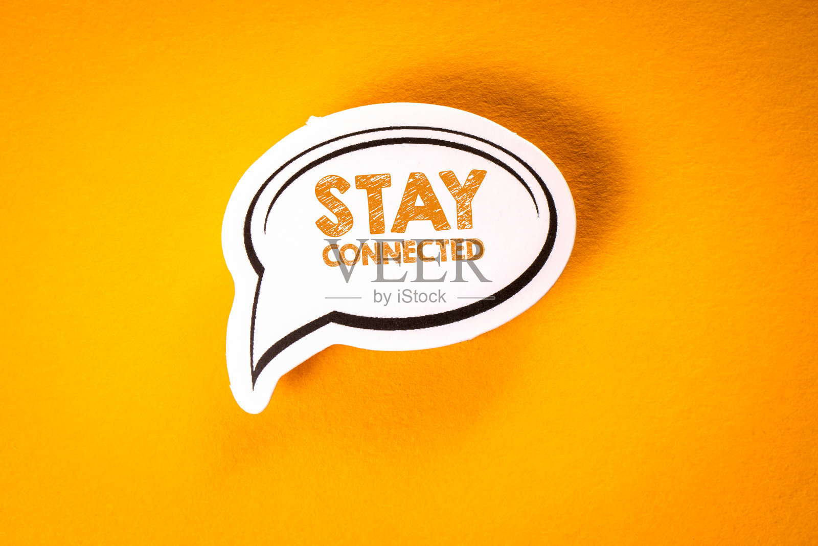 保持联系。带有黄色背景文字的语音泡泡照片摄影图片