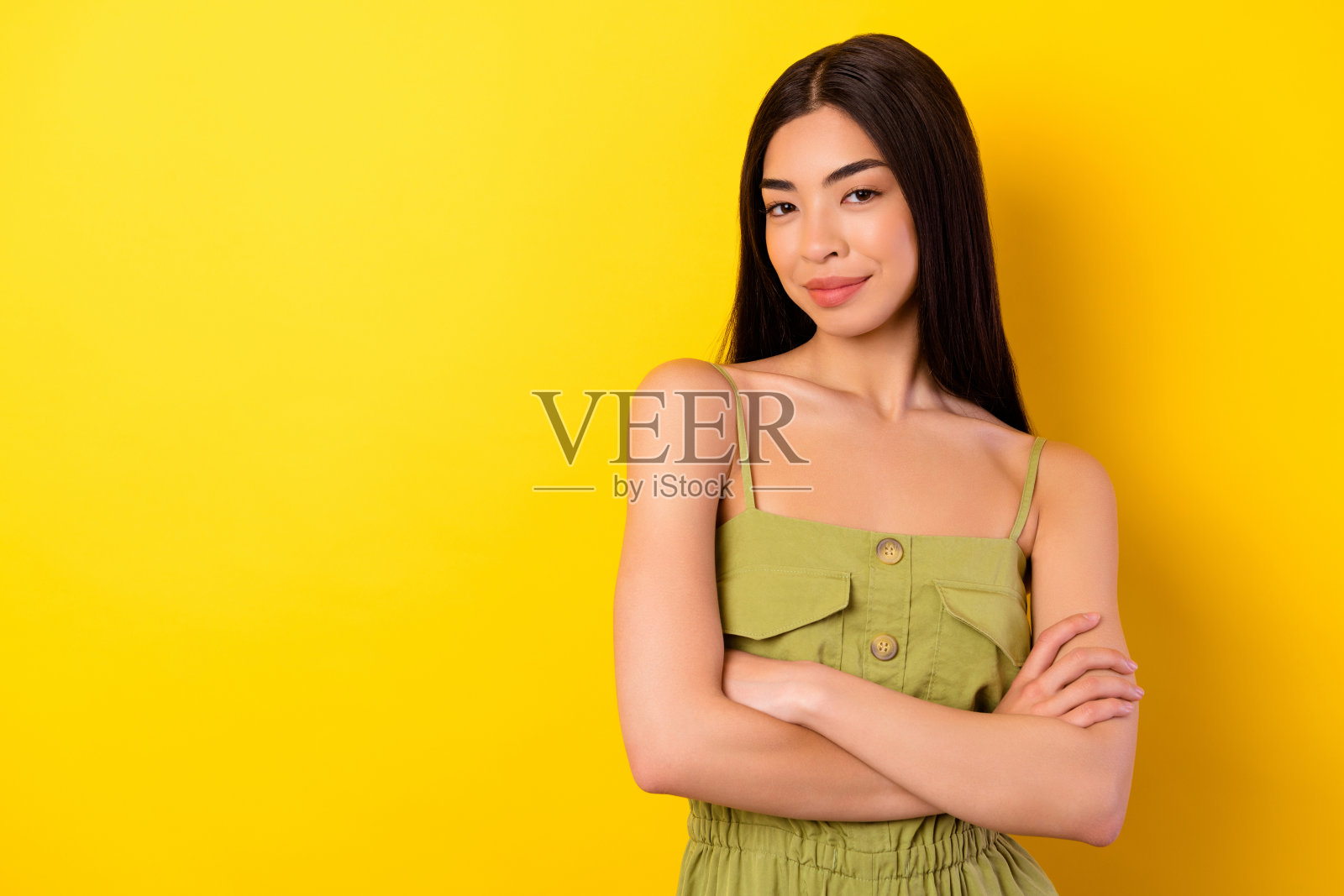 令人惊叹的肖像高兴马来西亚女孩交叉双臂空空间孤立的黄色背景照片摄影图片