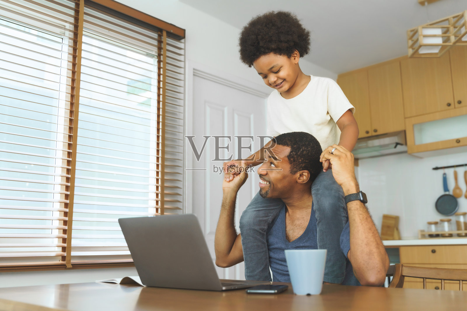 非洲父亲正在和儿子玩耍照片摄影图片