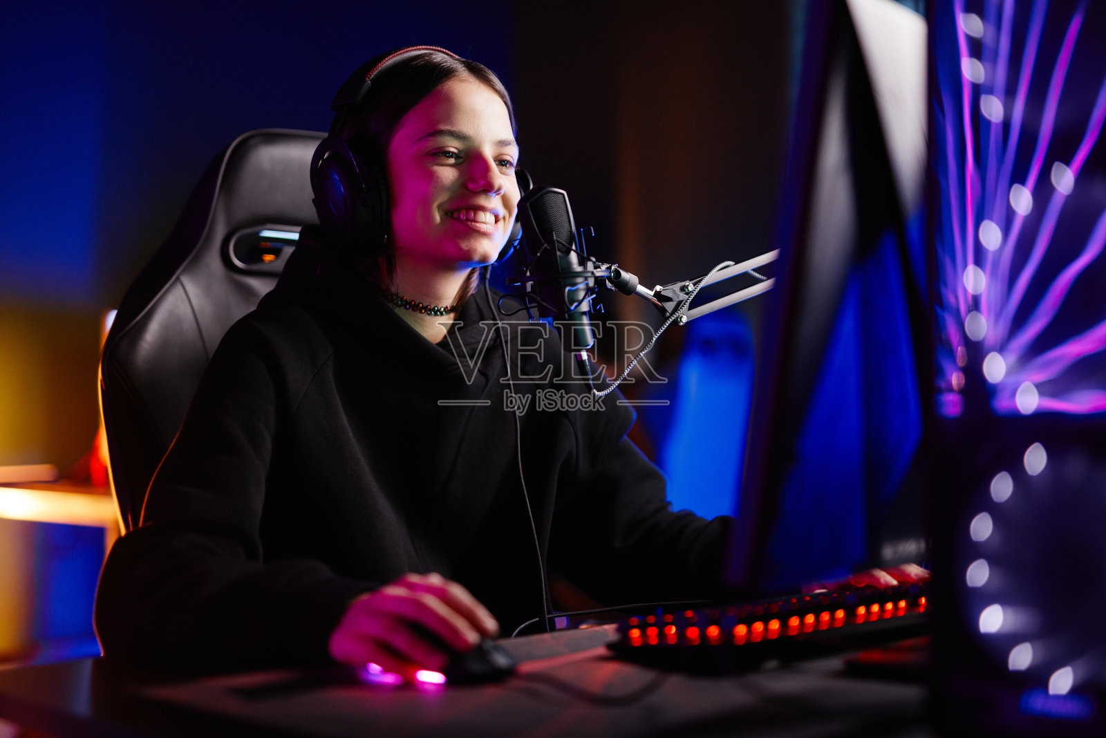 女性玩家直播照片摄影图片