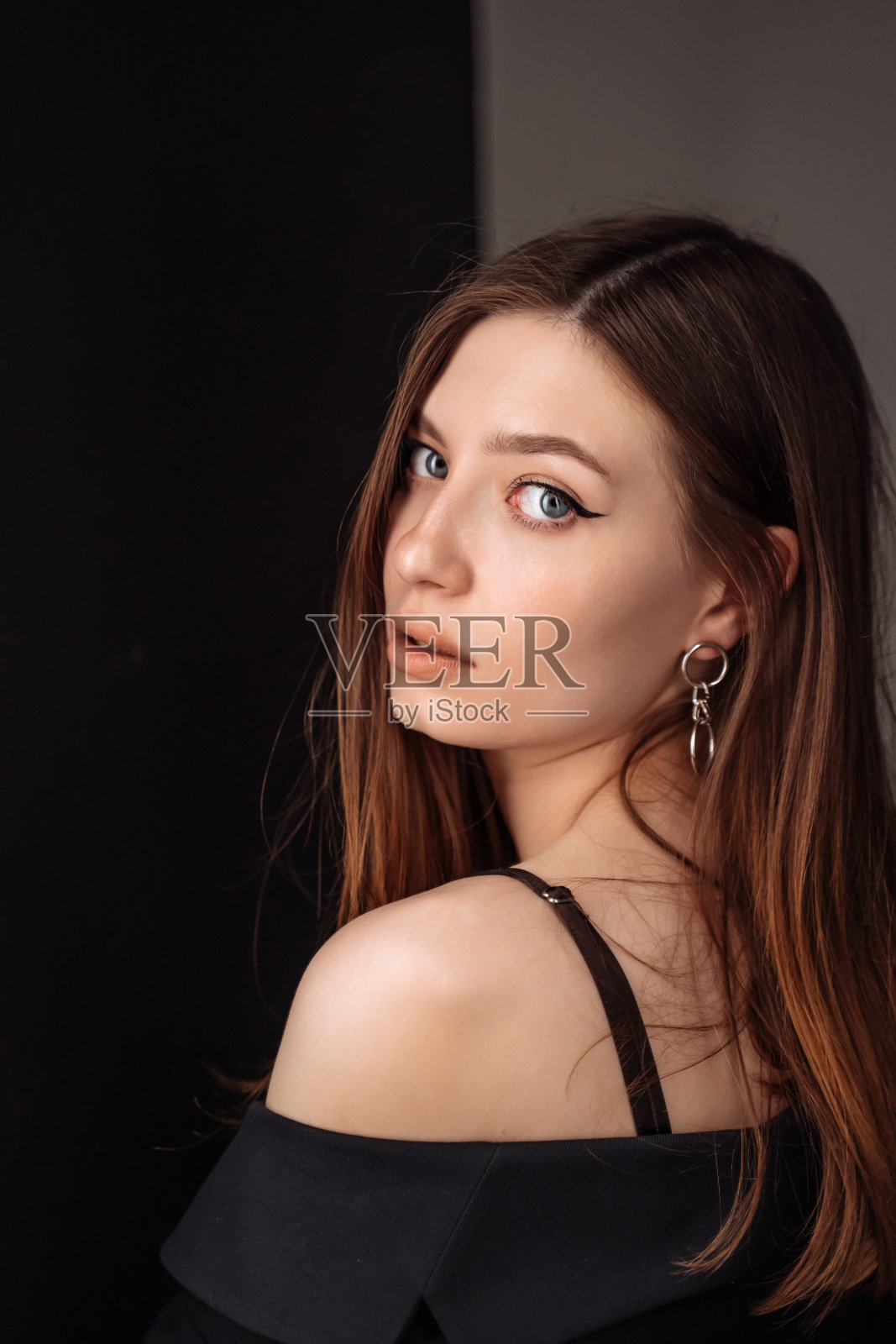 女人在背后。照片摄影图片