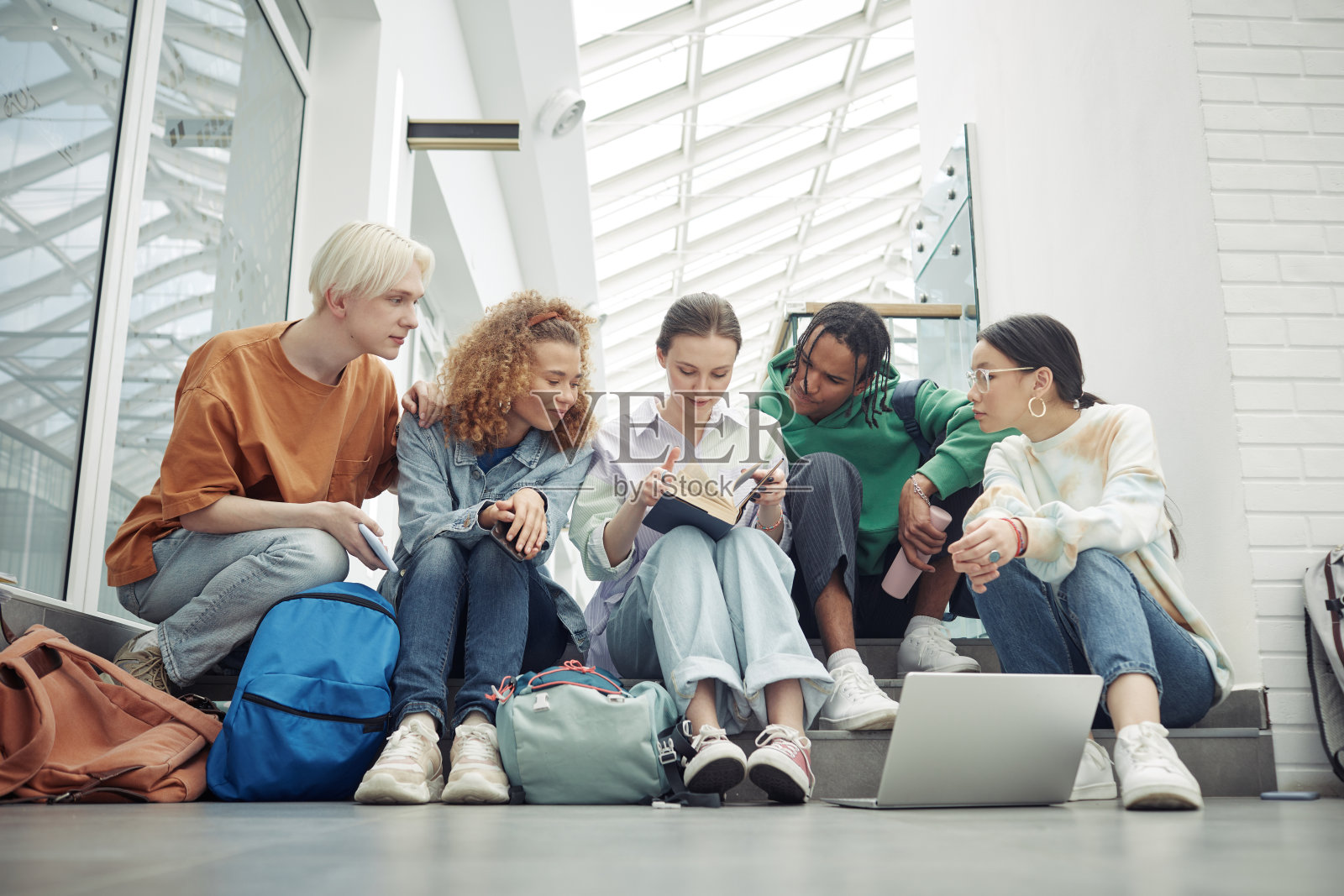 聪明的大学或高中学生浏览段落照片摄影图片