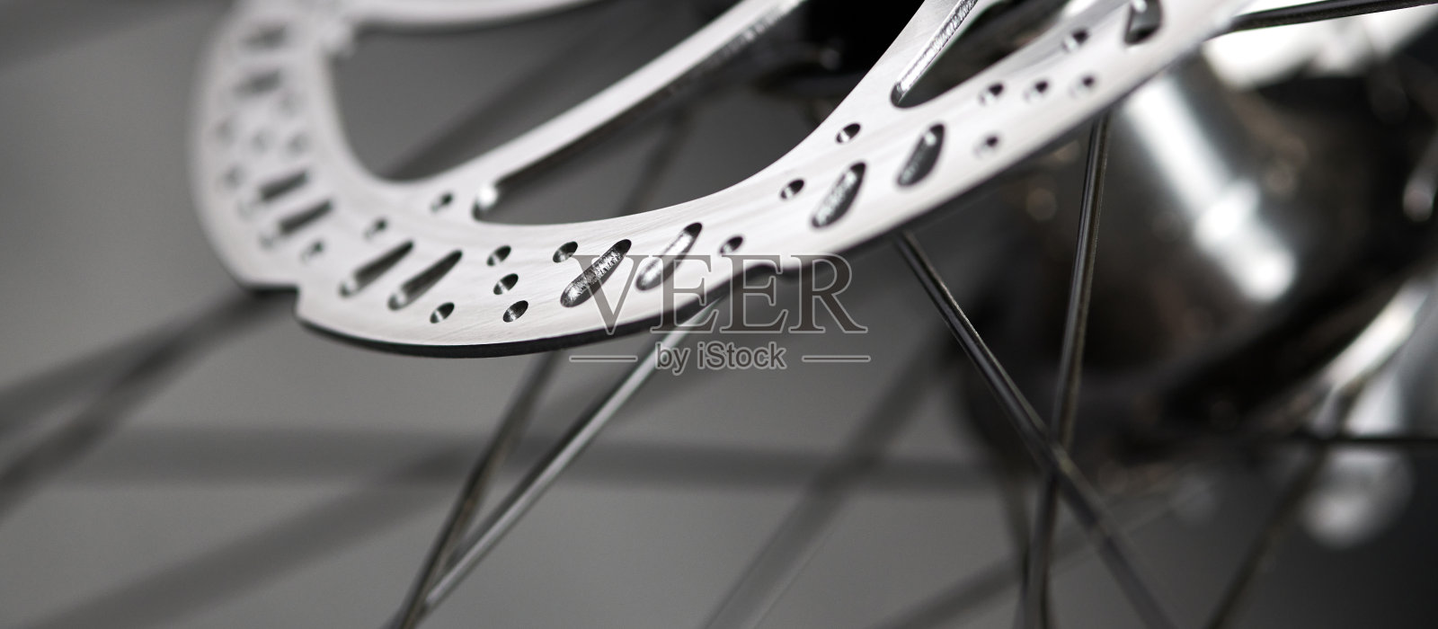 自行车盘式制动器闭合，金属盘式制动器附着在自行车车轮上，有效的山地自行车制动器照片摄影图片