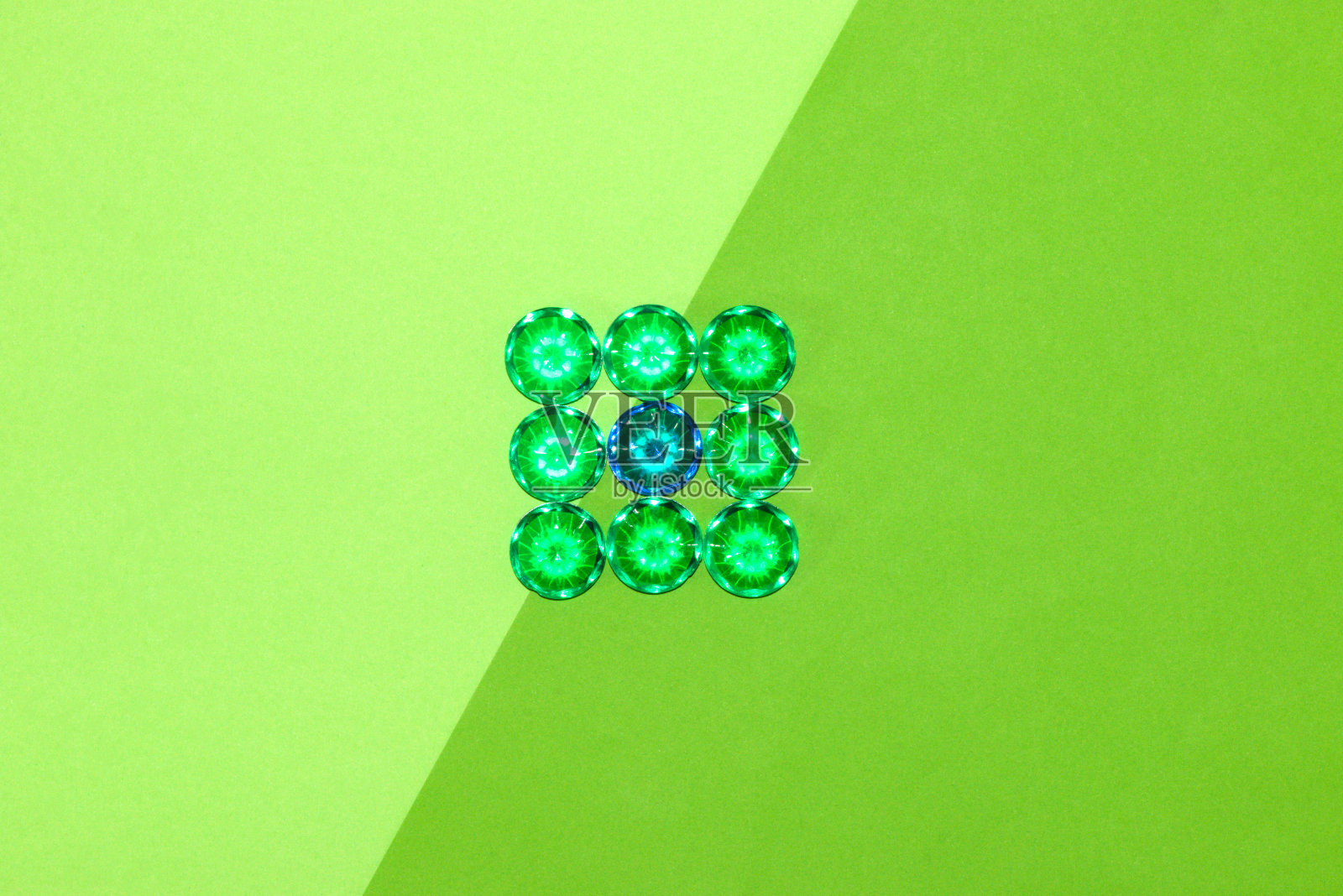 方形假宝石绿色和一蓝色，绿色底色两种深浅，创意现代艺术设计照片摄影图片