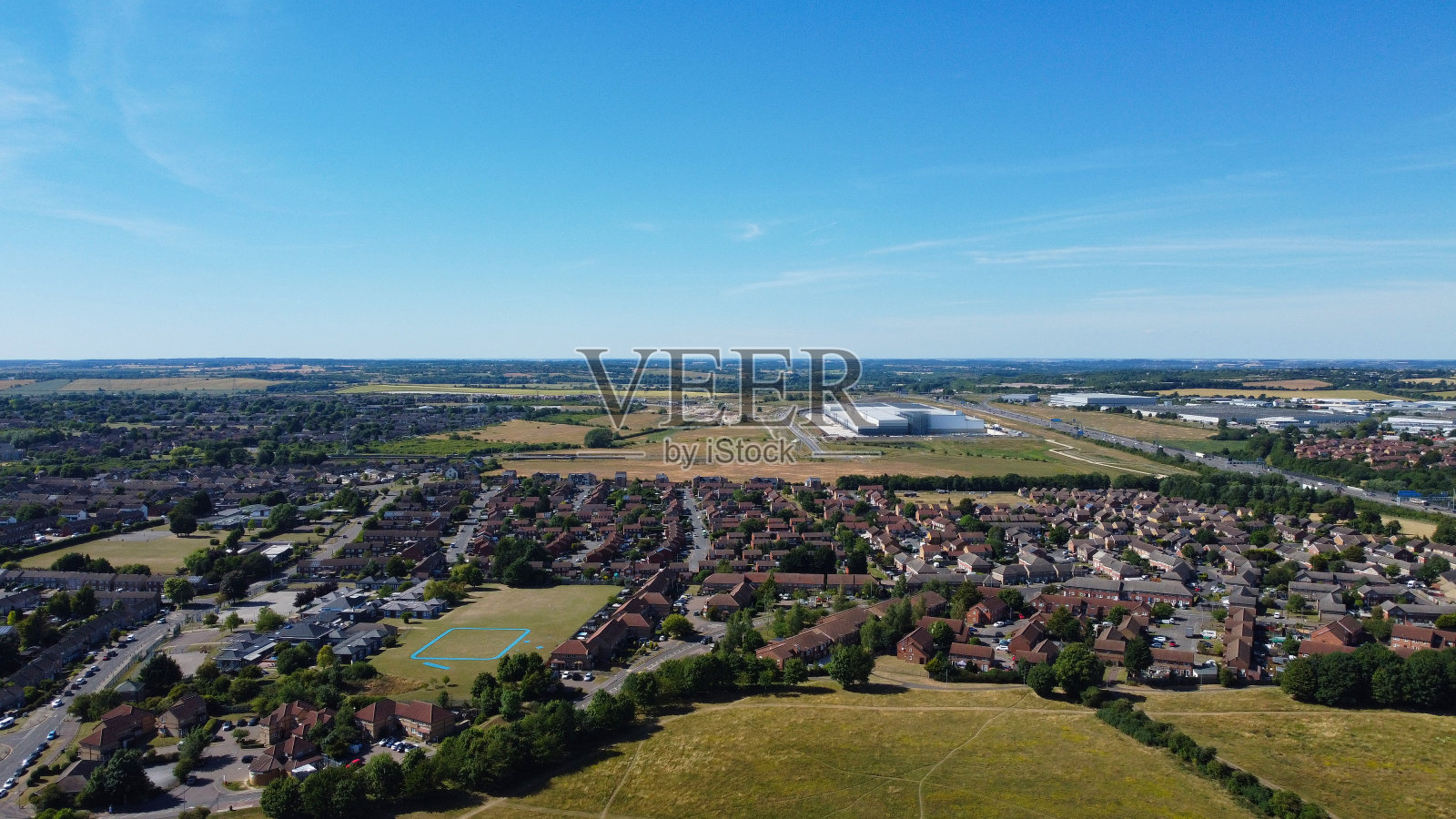 在炎热的夏日，英国卢顿镇的华丽的空中高角度镜头视图照片摄影图片