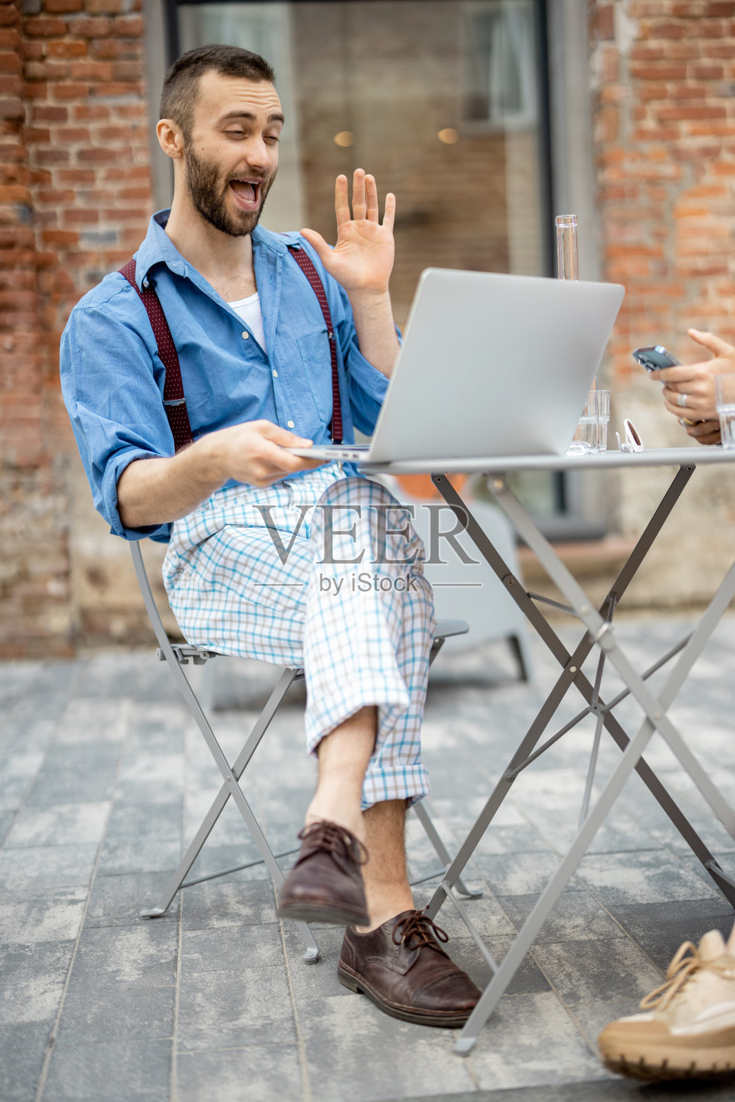 时髦的商人在咖啡馆用笔记本电脑上网聊天照片摄影图片