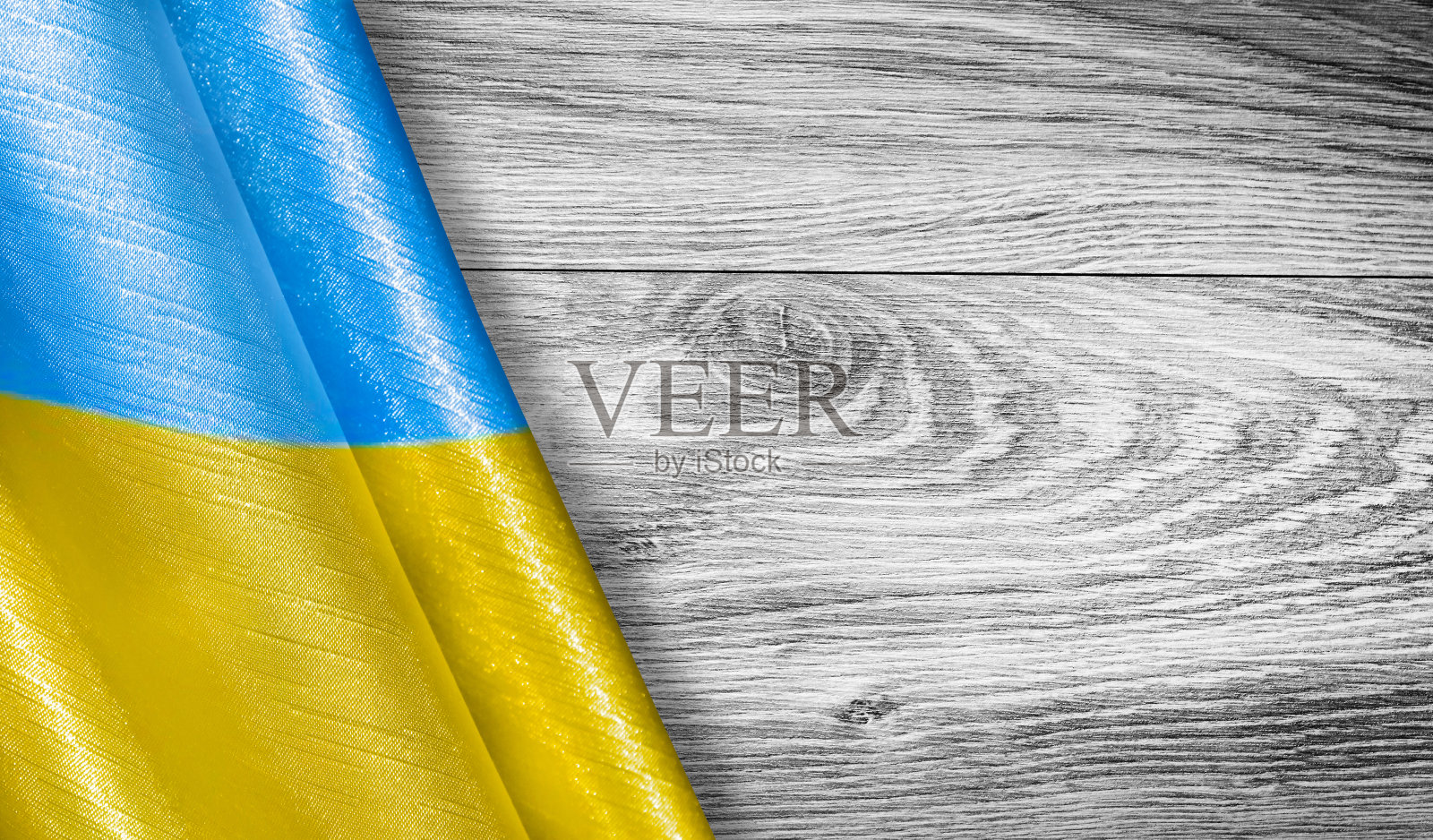 木制背景与乌克兰国旗的地方文字。照片摄影图片