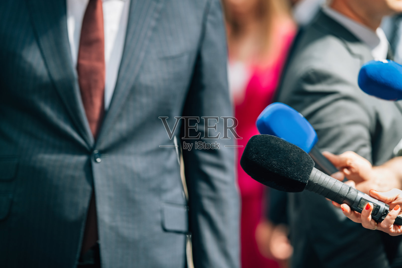 记者采访，政治家回答问题。照片摄影图片