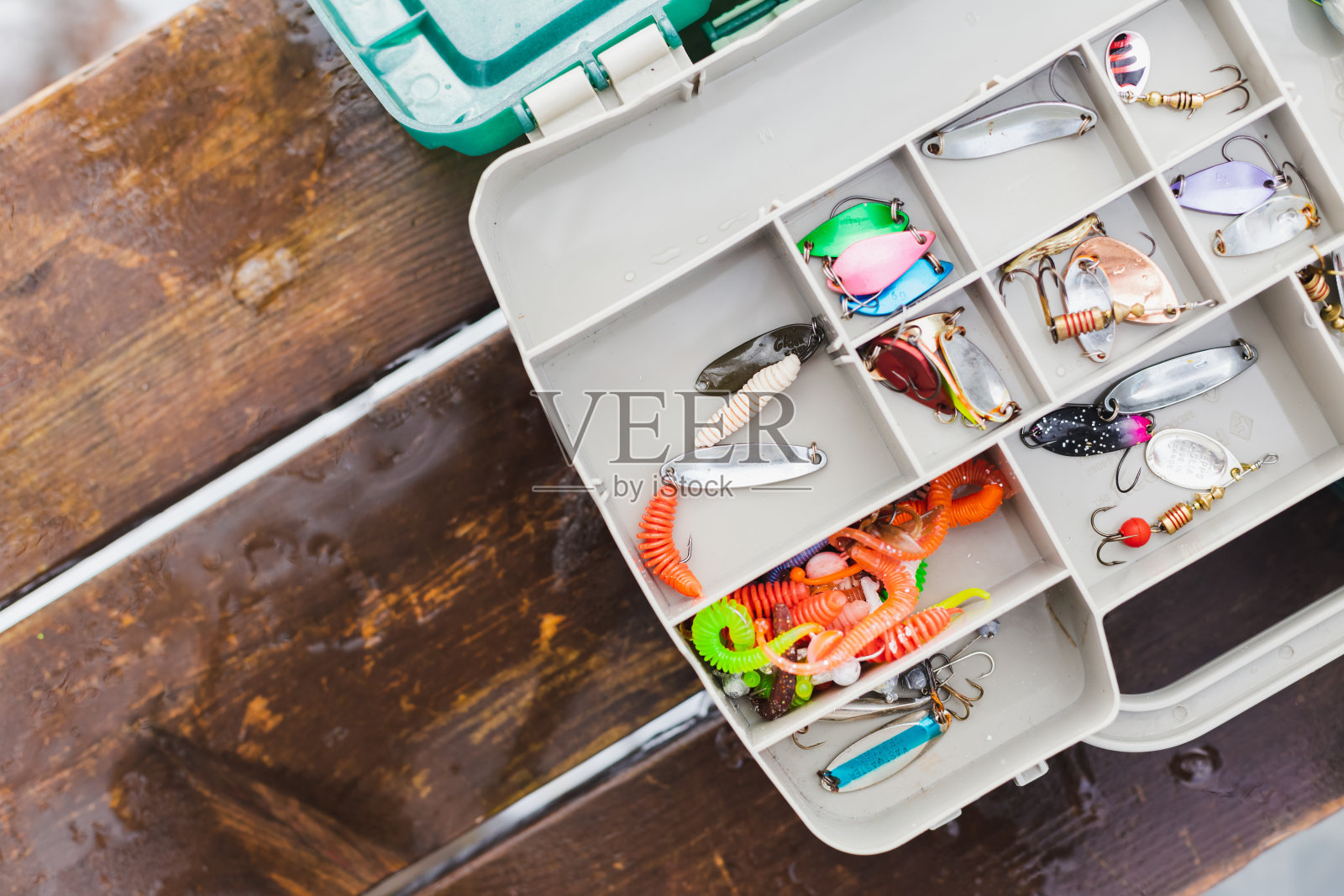 一套旋转器，摆动器，硅胶鱼饵，渔夫用的鱼钩。冬天，春天在乡村俱乐部的冰塘、湖上钓鱼。用鱼竿抓鱼。男人的爱好、娱乐、竞争照片摄影图片