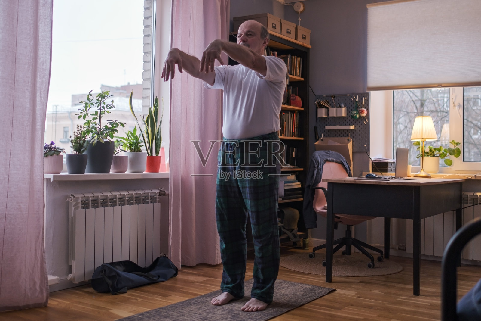 资深男士健身，瑜伽基本站立式，山式，山式照片摄影图片