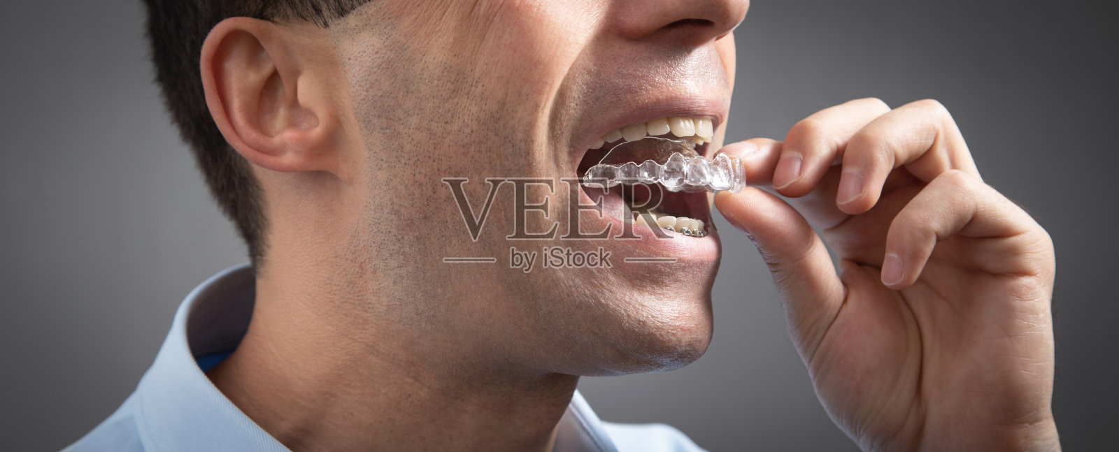 白人男性显示透明对齐。照片摄影图片