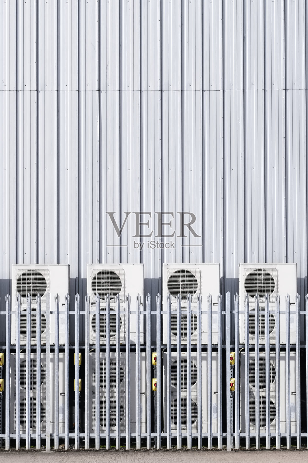 用于现代建筑加热和冷却的热泵冷凝器照片摄影图片