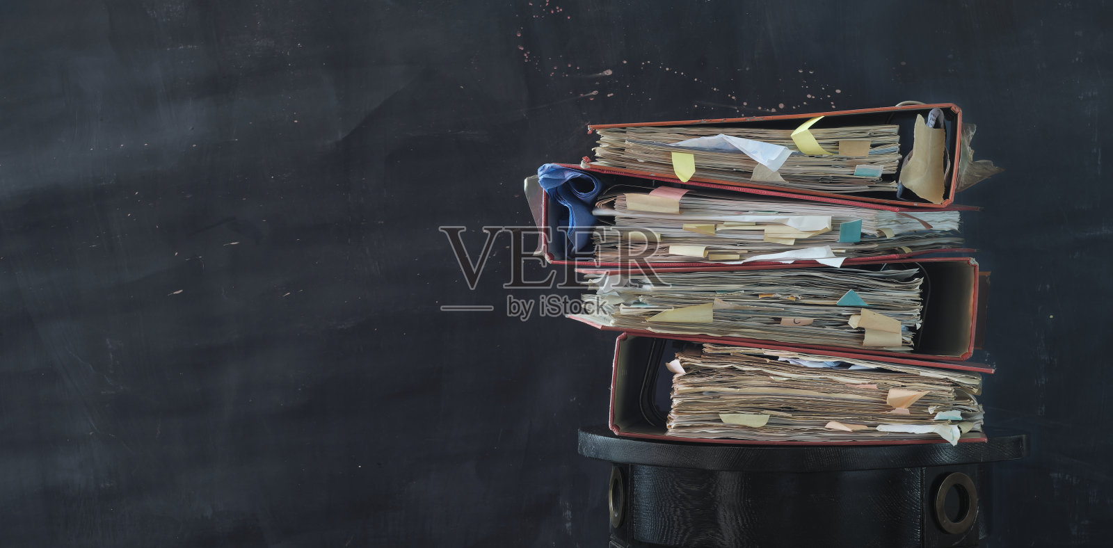 一堆乱七八糟的文件夹，繁文缛节，官僚主义，行政管理，经营理念照片摄影图片