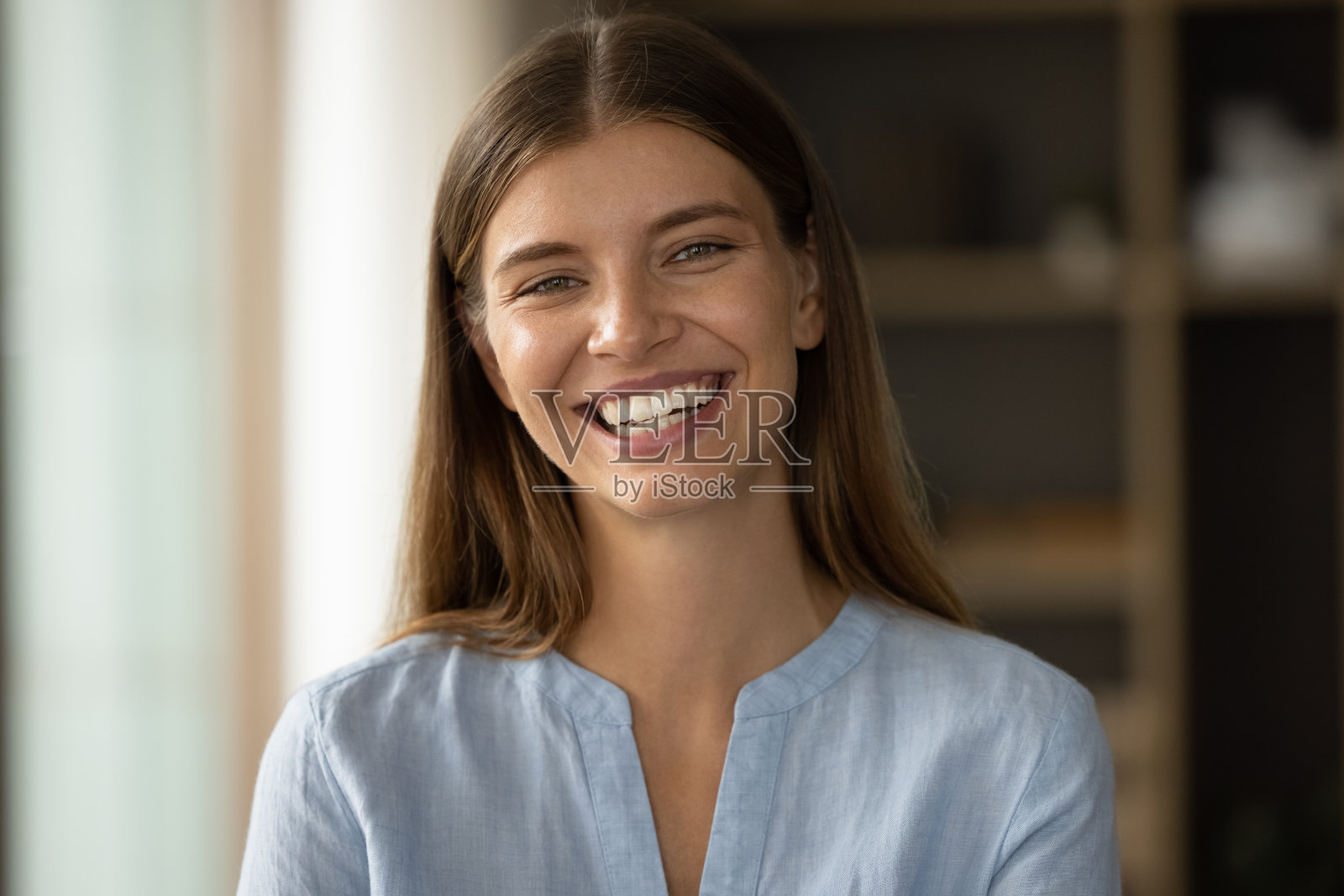 在室内摆姿势的自然美头像女人照片摄影图片