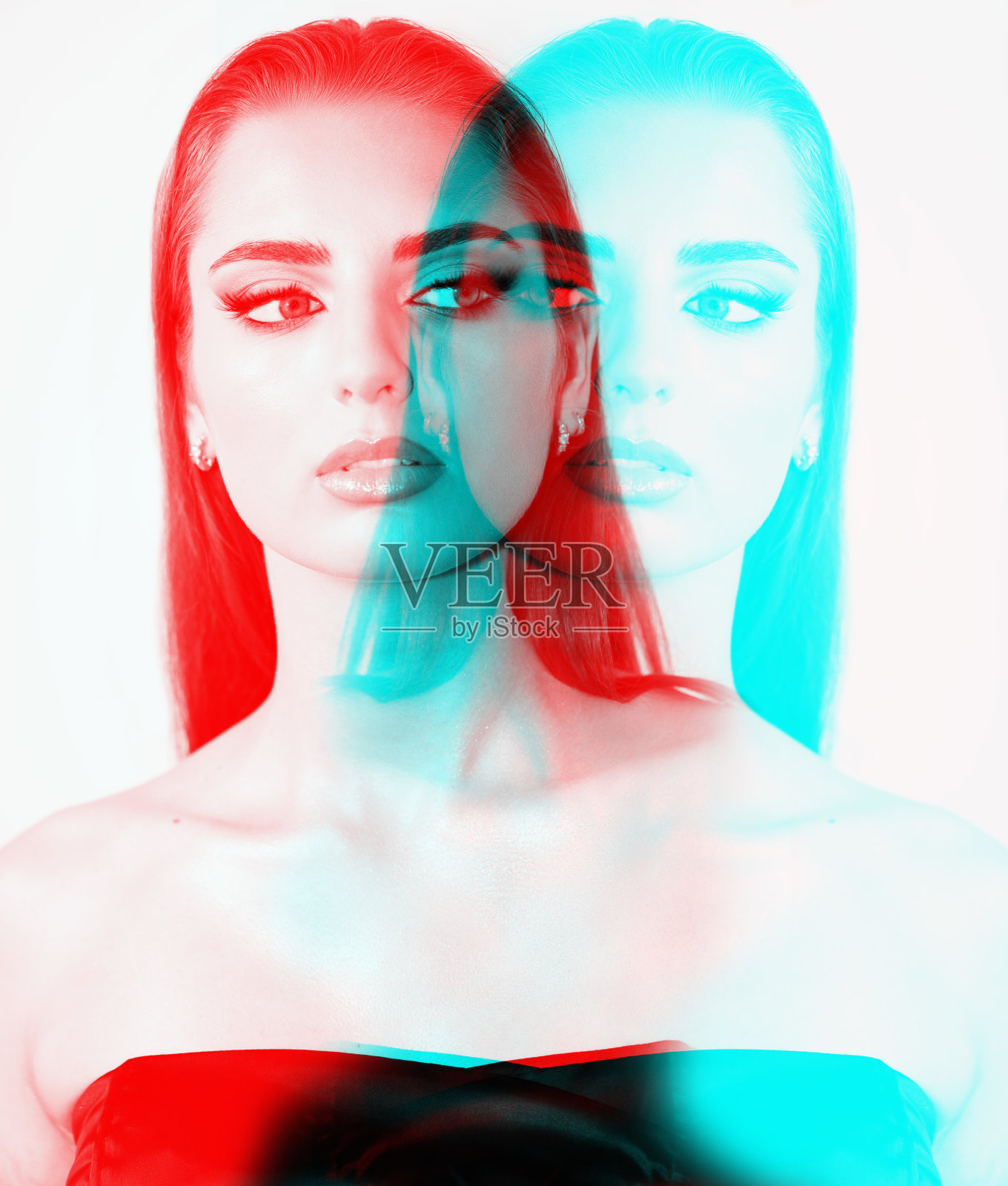 美丽的女人与烟熏妆关闭工作室肖像在RGB颜色分割效果照片摄影图片