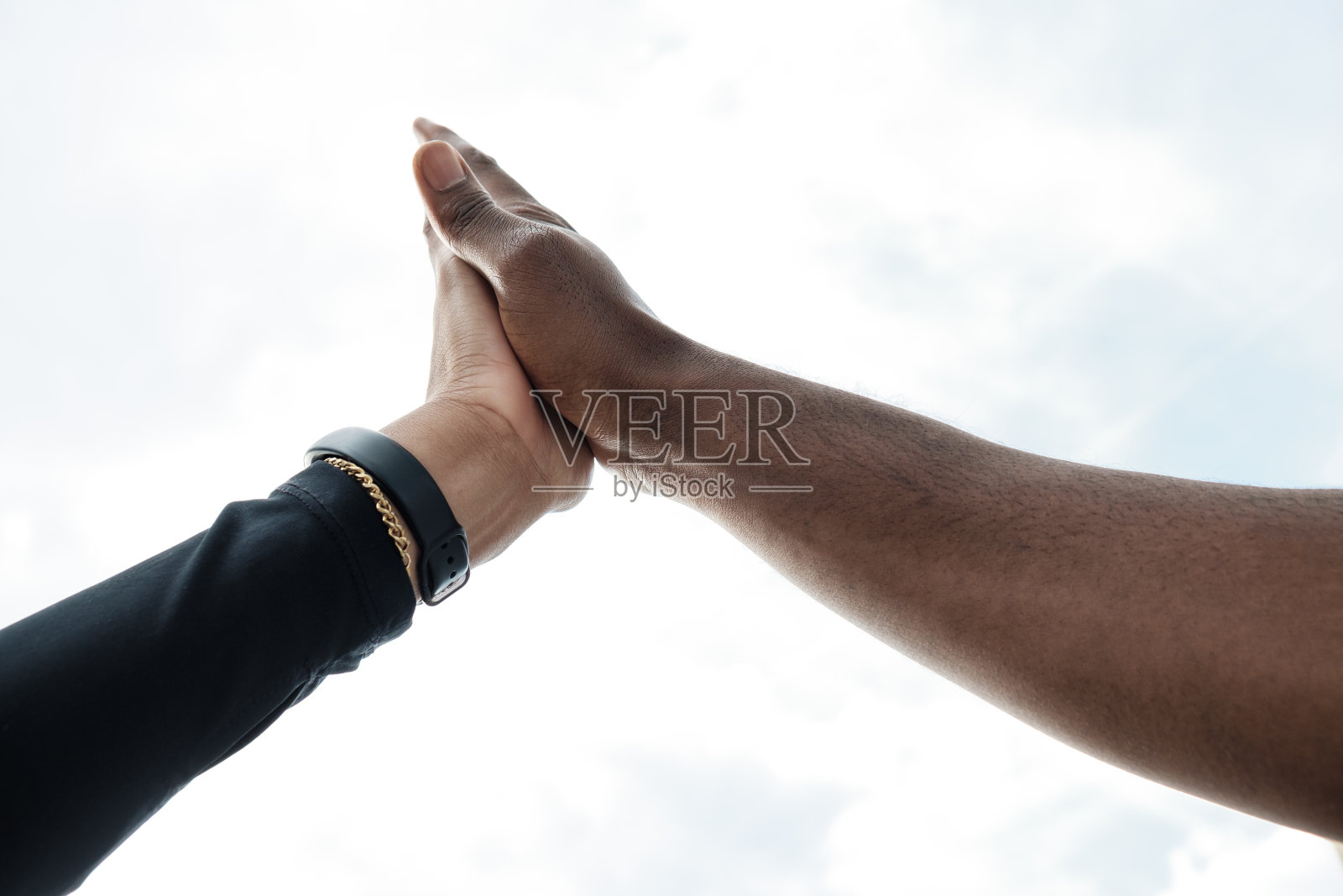 一个女人和一个男人击掌的特写。照片摄影图片