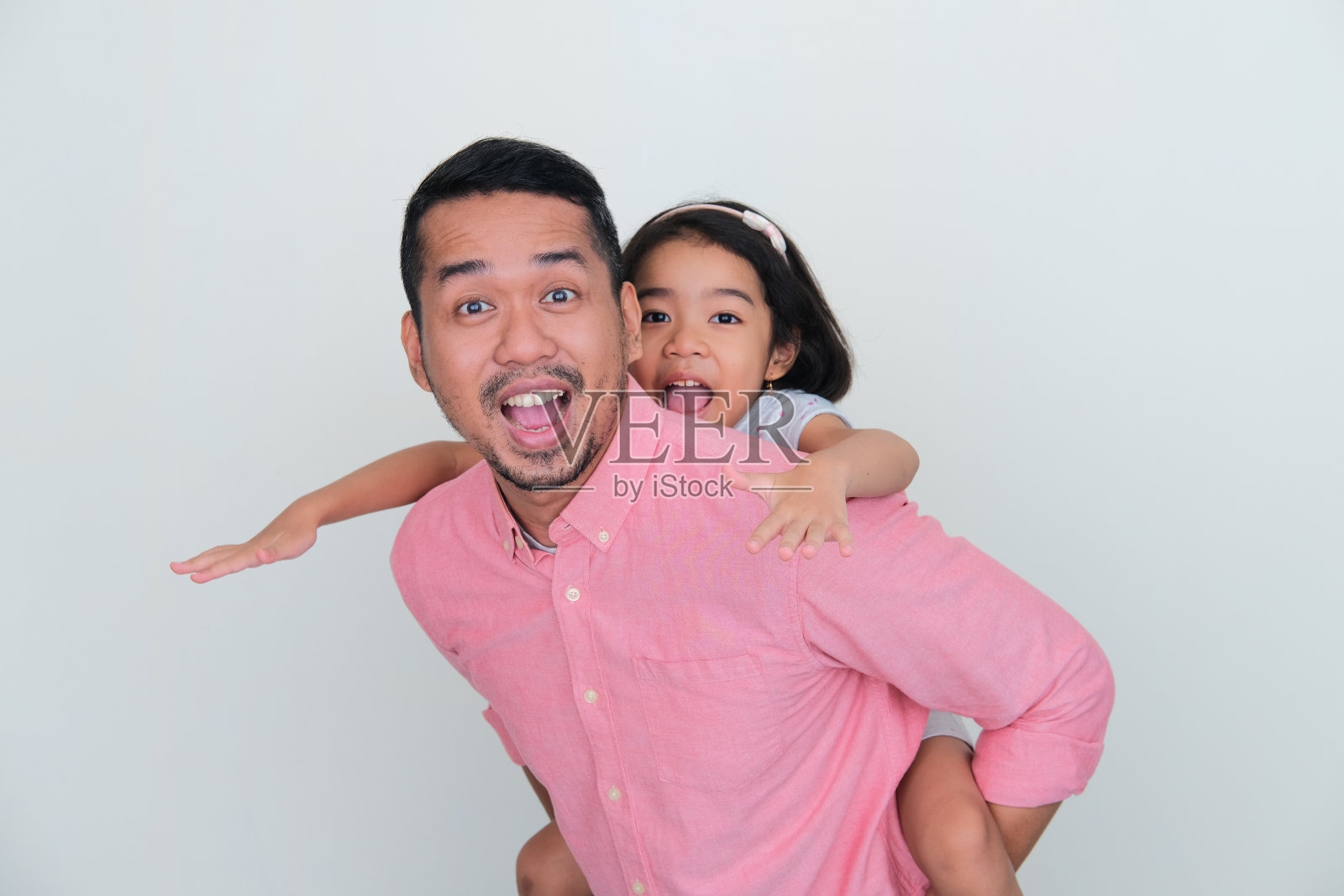 一位父亲背着女儿，神情激动照片摄影图片