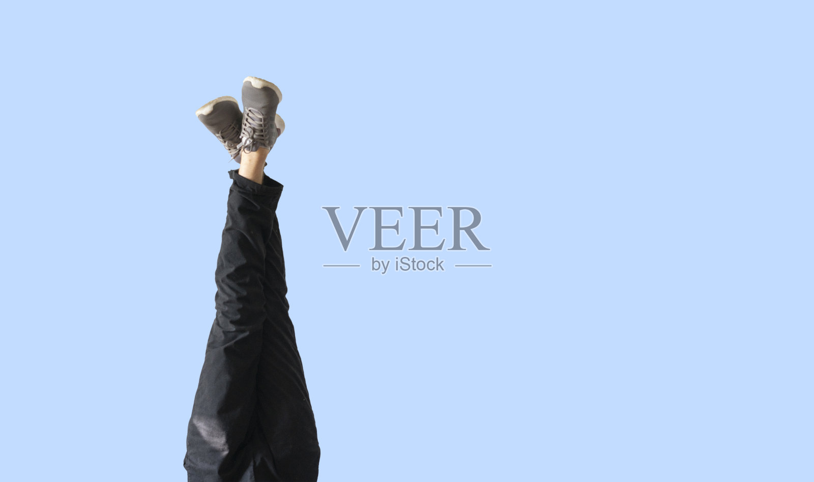 倒立人腿的新运动鞋，新潮创意理念照片摄影图片