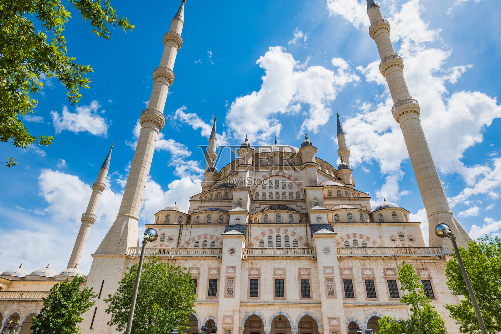 土耳其阿达纳的萨班哲中央清真寺。照片摄影图片
