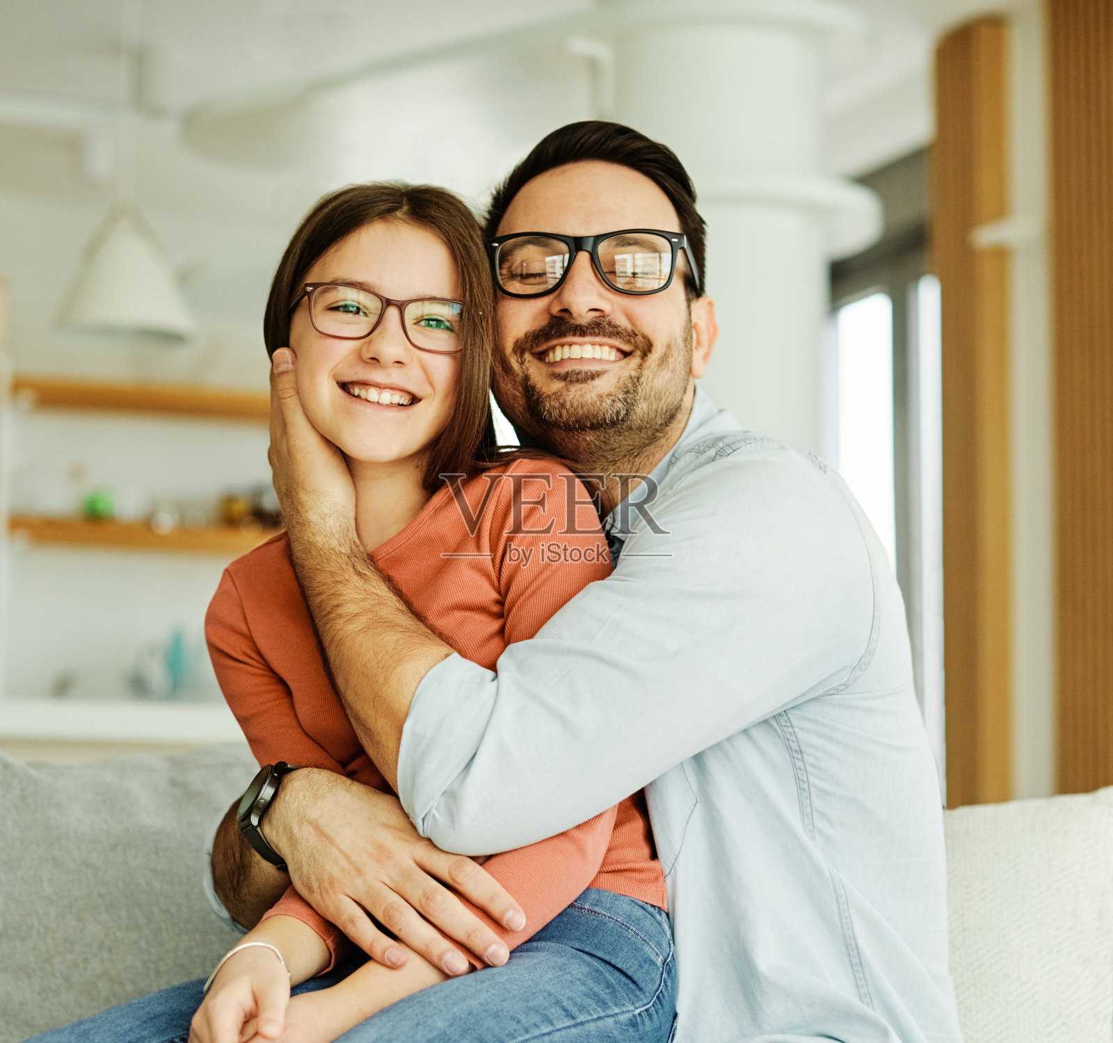 孩子女儿女孩家庭快乐的父亲玩在一起玩女孩开朗微笑的家公主玩具王冠粘爱的肖像照片摄影图片