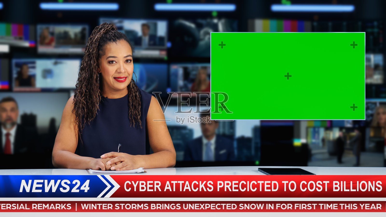 分屏电视新闻直播:主播谈话、报道。报告文学编辑与图片中的图片绿屏。并排色度键显示。有线频道电视节目概念。照片摄影图片
