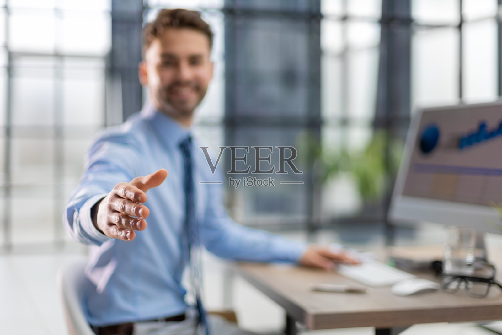 商人张开双手准备敲定一笔交易。照片摄影图片