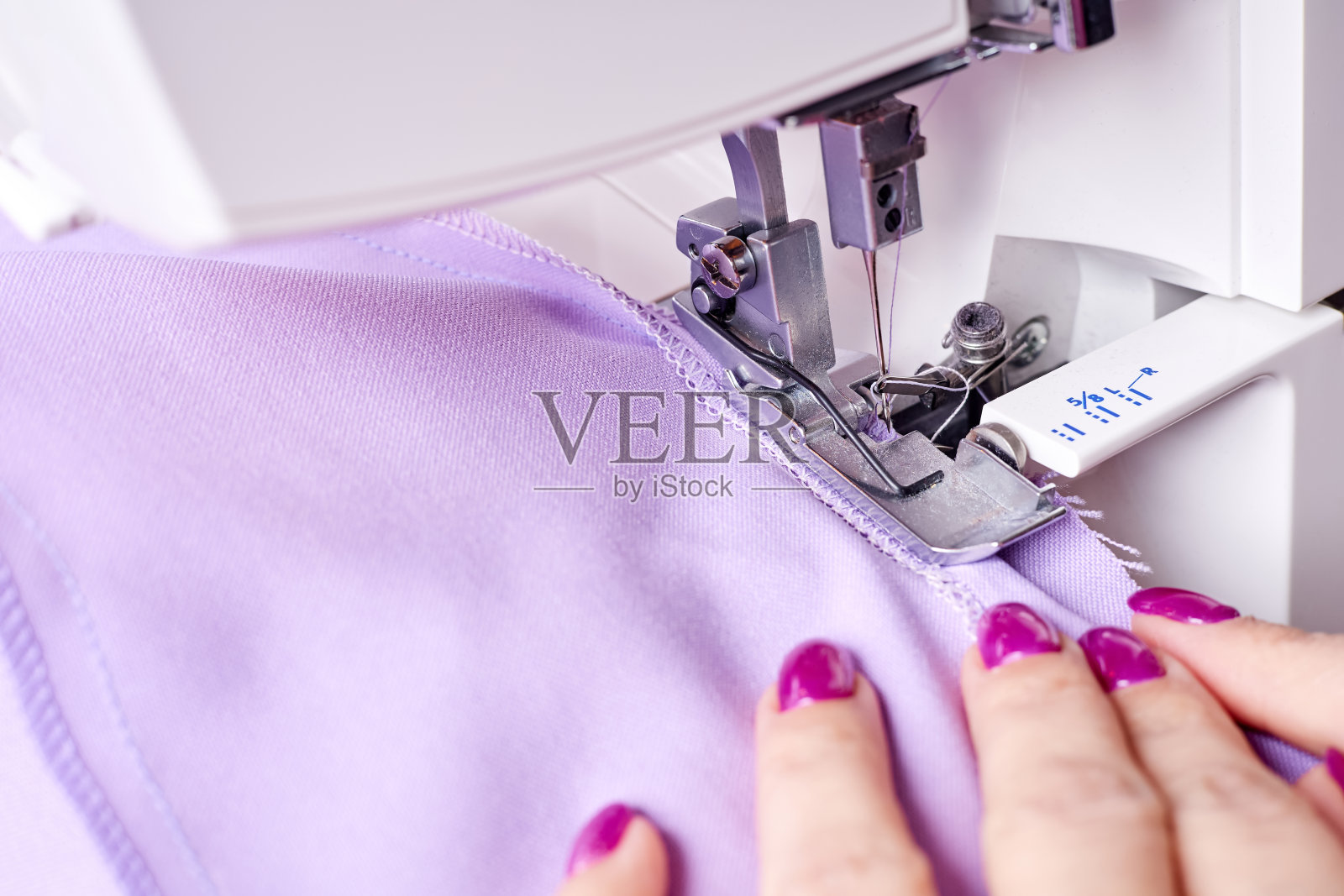 一个女人在储物柜上缝上了一件衣服照片摄影图片