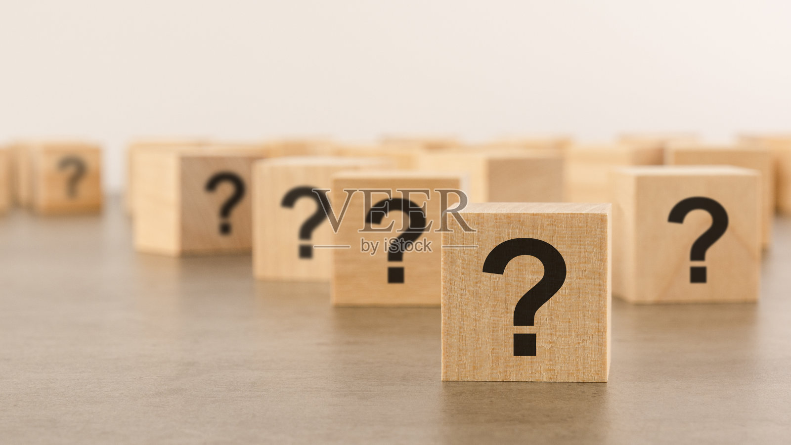 正面视图上的许多木立方体与问号。许多产生问题的概念照片摄影图片