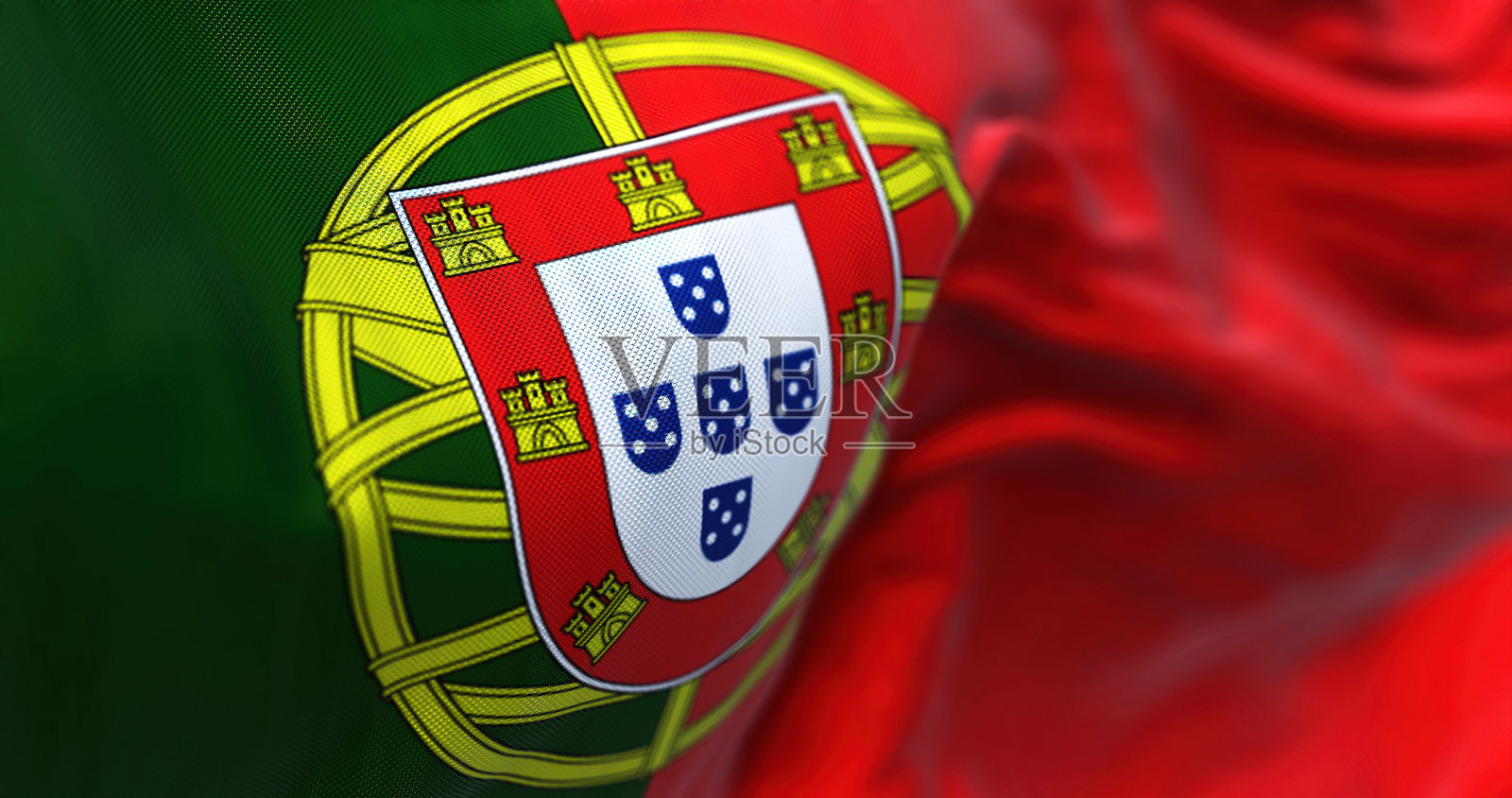 近距离观察葡萄牙国旗在风中飘扬照片摄影图片