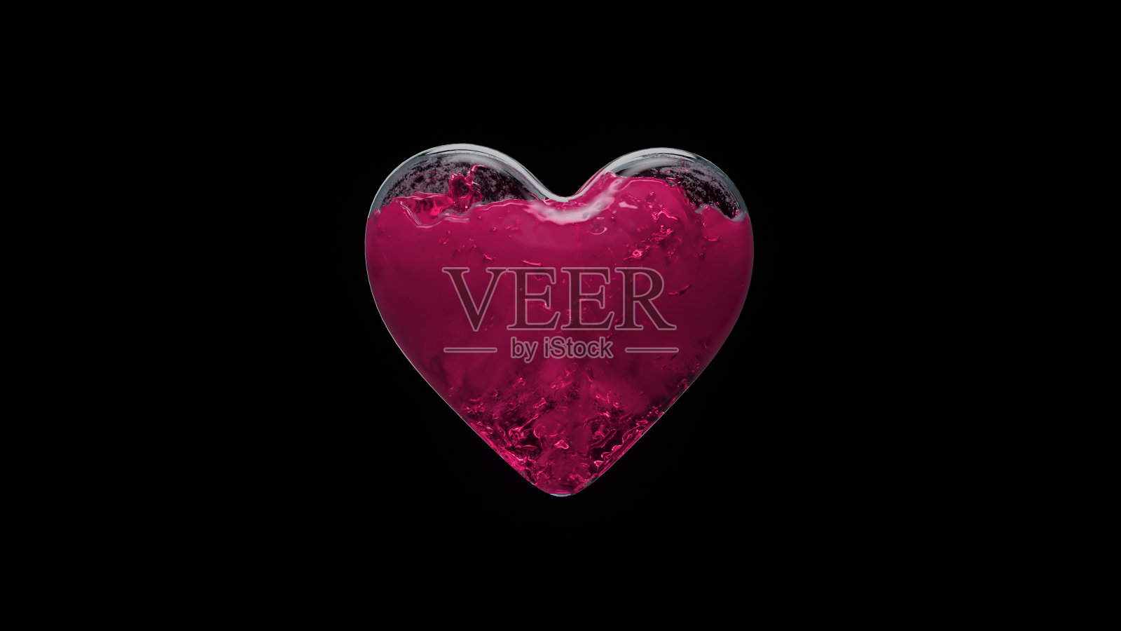 一个心脏形状的玻璃容器在黑色背景上装满了液体照片摄影图片