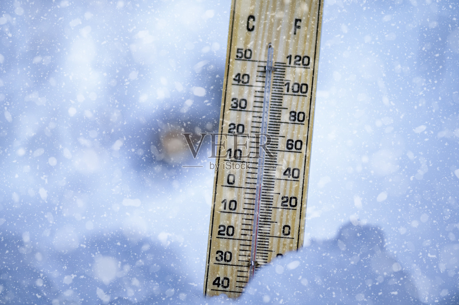 冬天的时间。雪上的温度计显示低温。照片摄影图片
