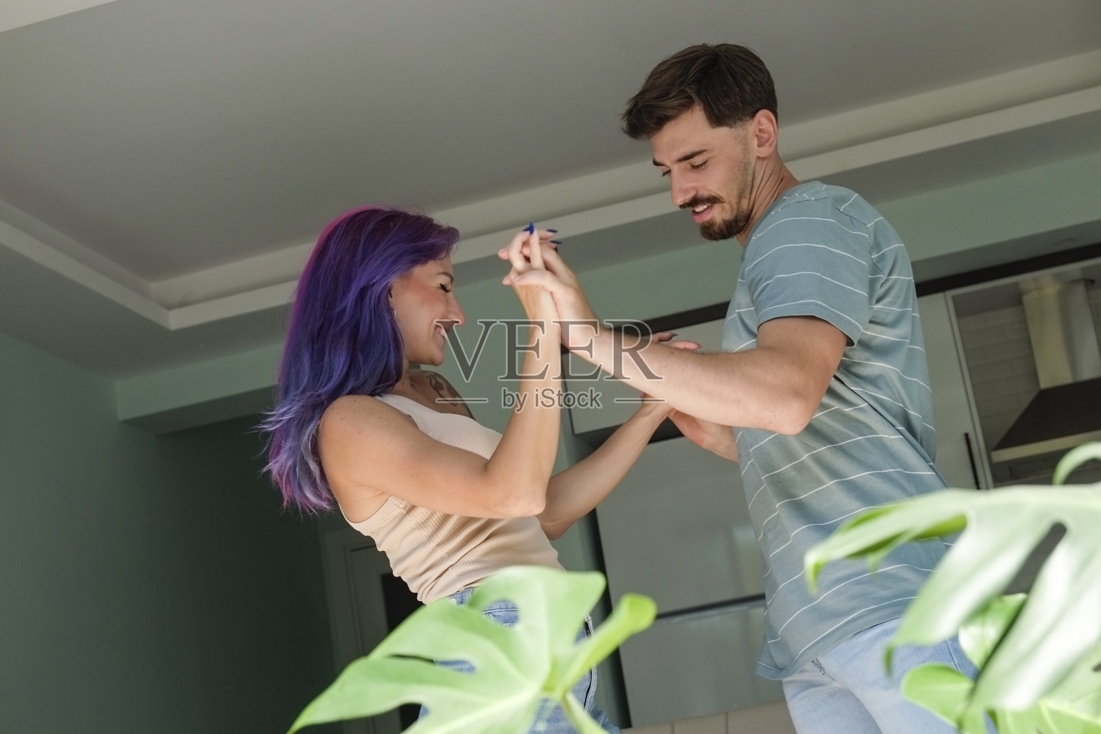 时髦夫妇在家里一起。照片摄影图片