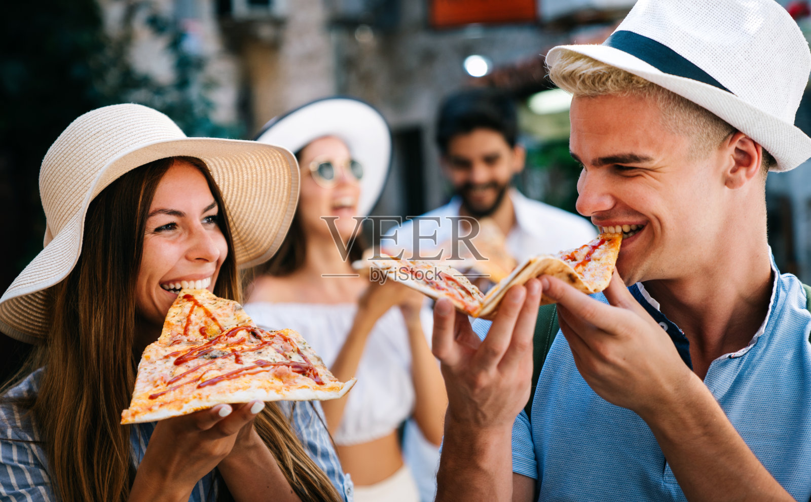 一群朋友在户外玩，吃披萨照片摄影图片