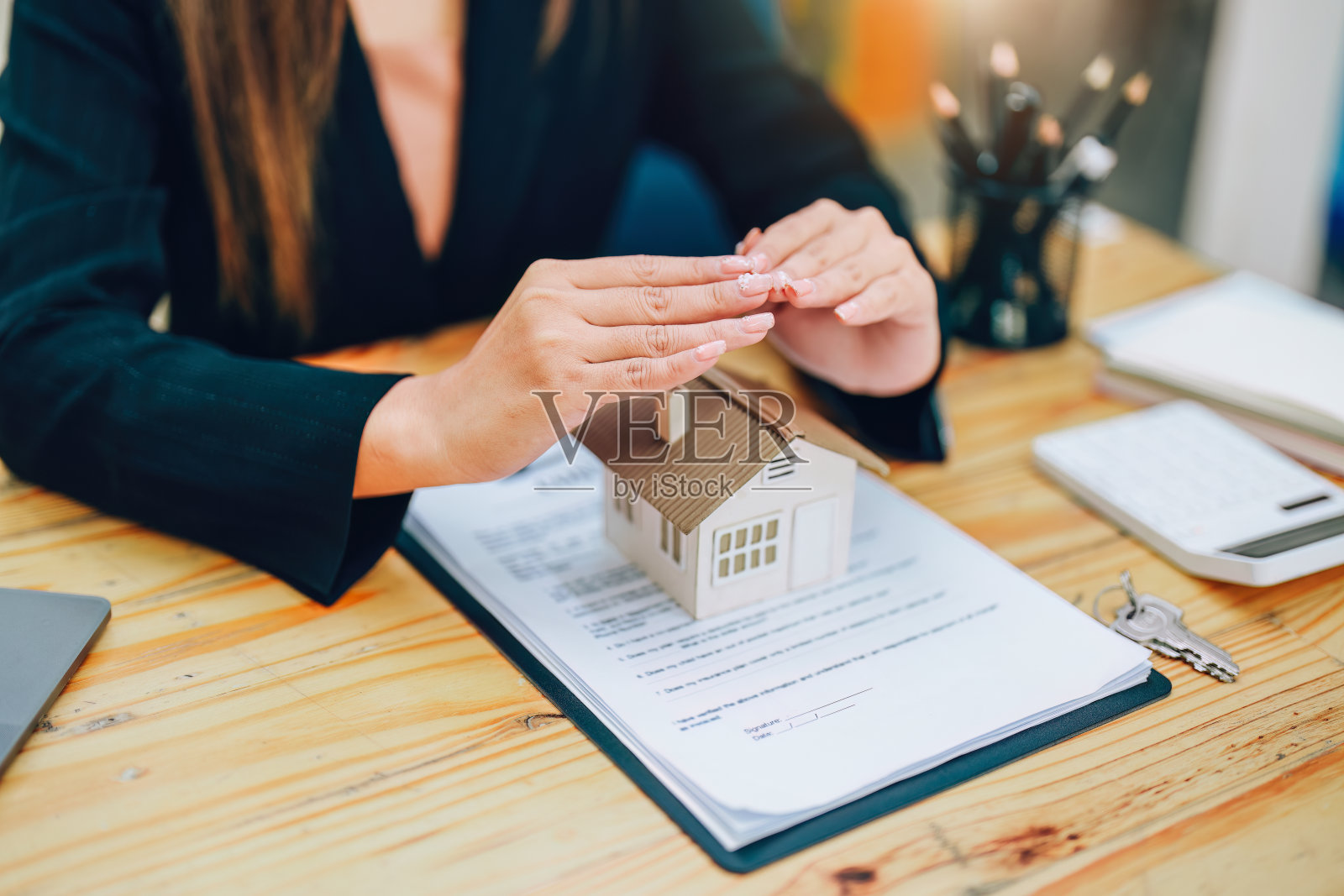 代理买卖土地，缴纳房产税，体现了保护房屋的概念，以保障房屋受损的风险照片摄影图片