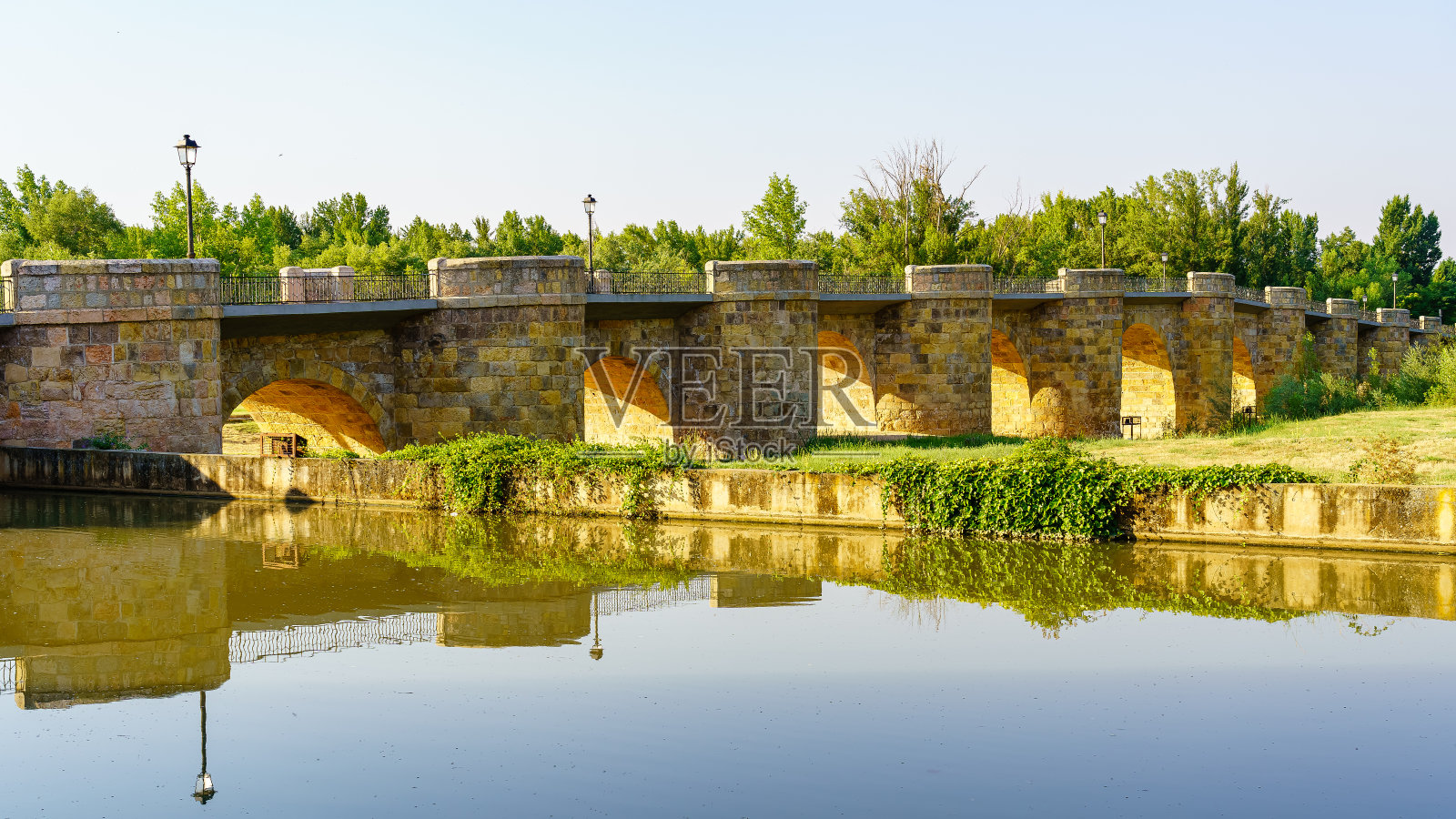 一座中世纪的桥横跨杜罗河，河流经过索里亚，圣埃斯特班·德戈马兹。照片摄影图片