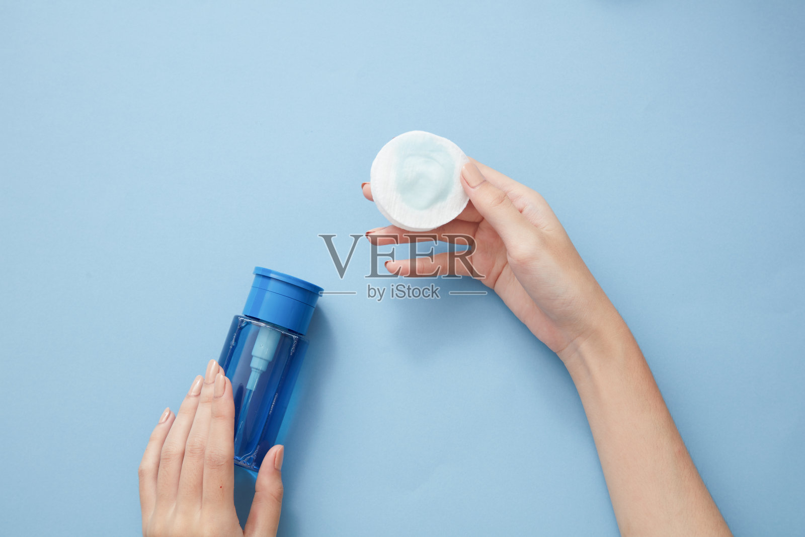 用化妆品做彩色背景做广告的手的照片照片摄影图片