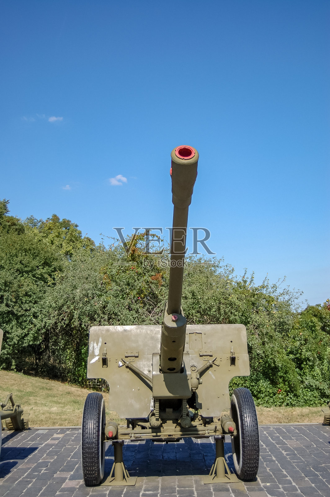 小巷里的二战大炮照片摄影图片