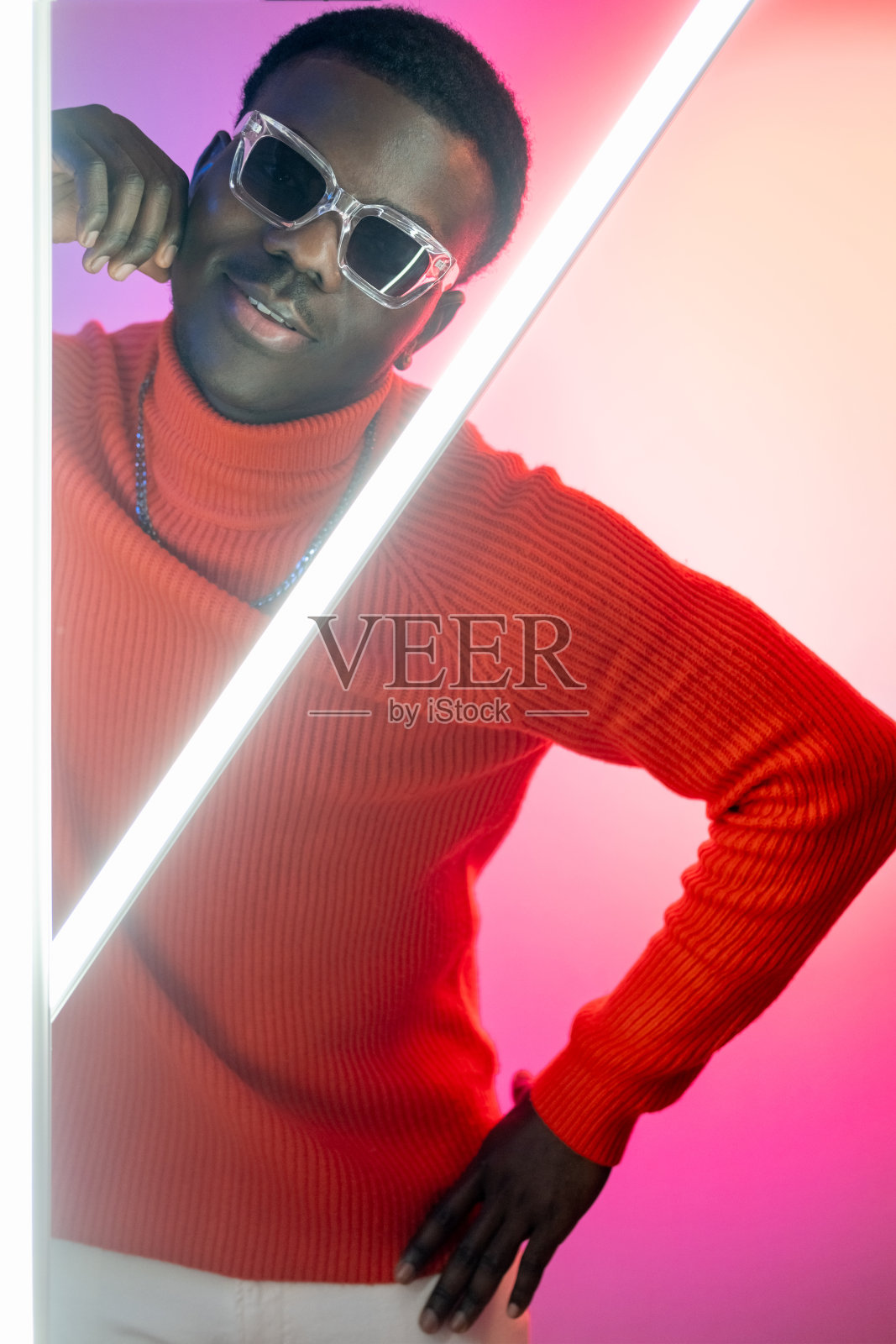 大男子主义夜生活时尚明亮的霓虹灯照片摄影图片