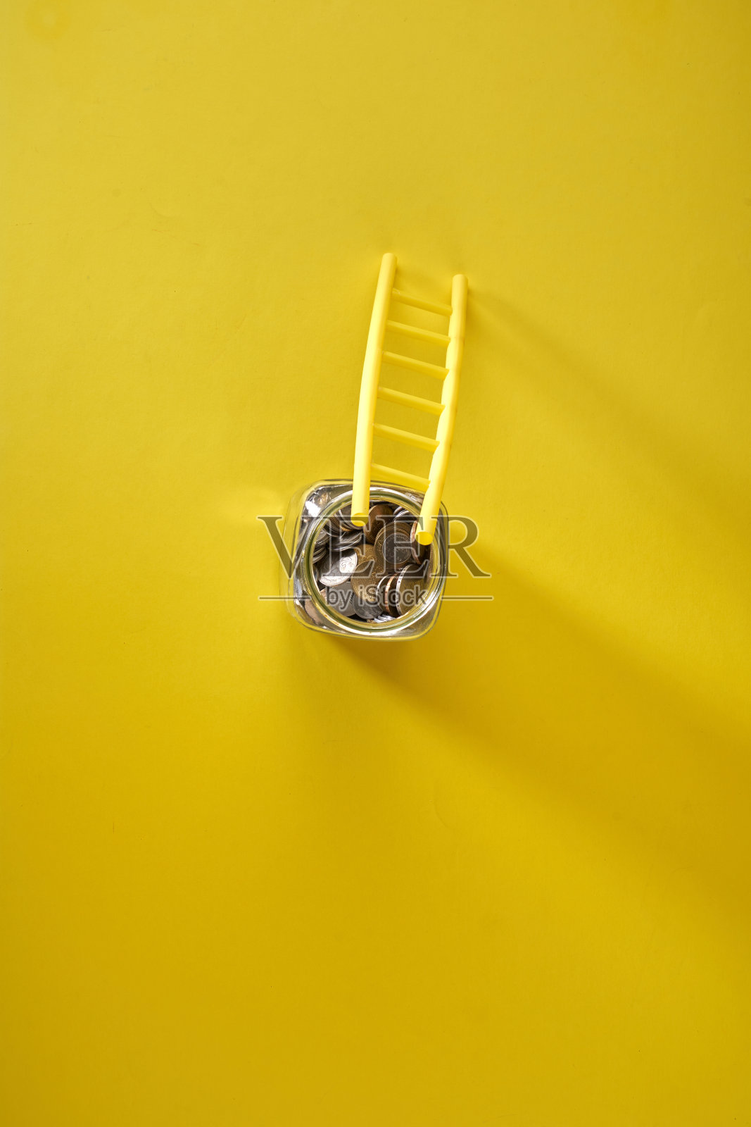 俯视图玻璃罐和梯子靠在上面照片摄影图片