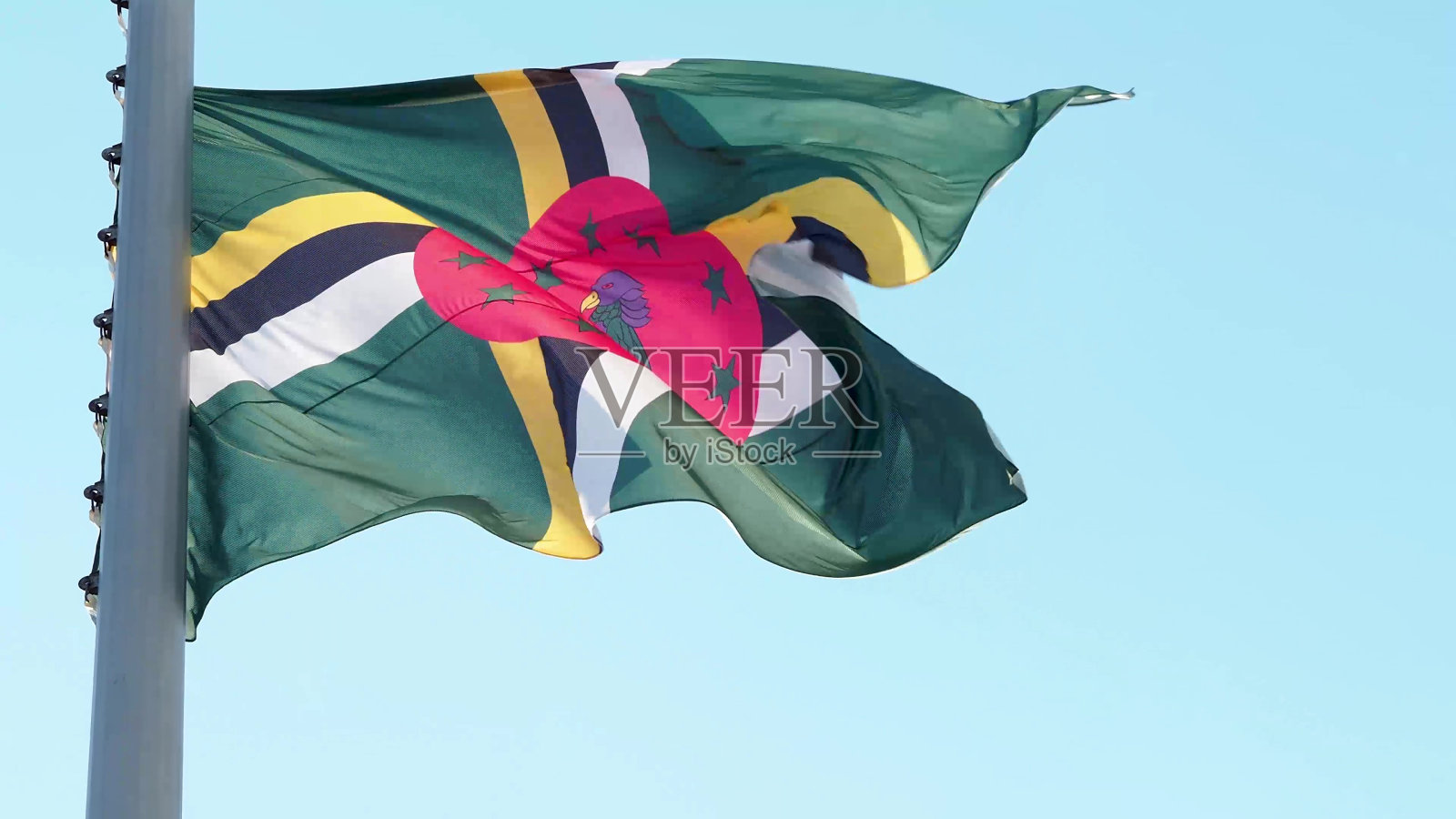 多米尼克，旗帜在风中飘扬，照片以天空为背景，照片摄影图片