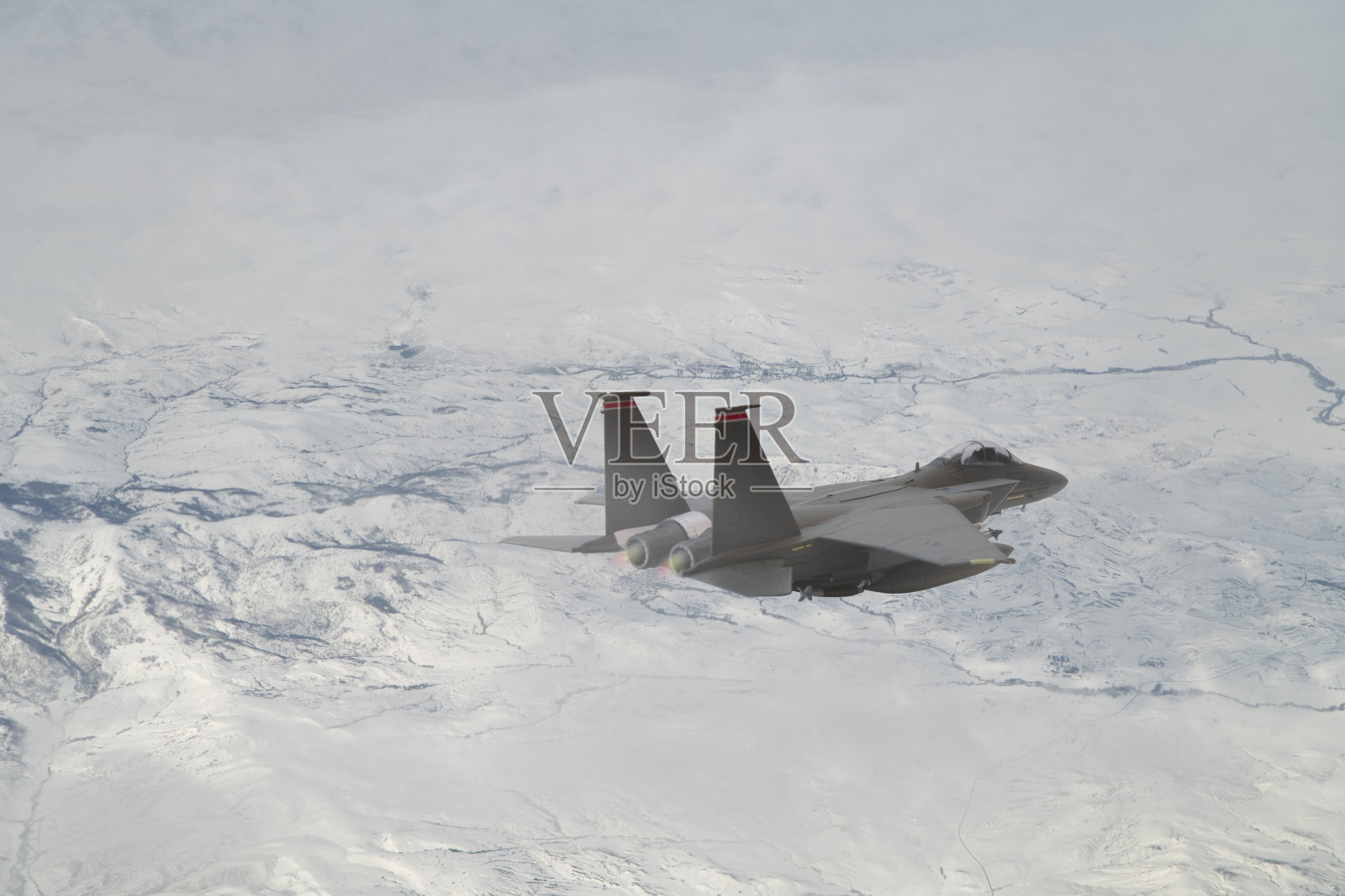 喷气式飞机飞越雪山。照片摄影图片