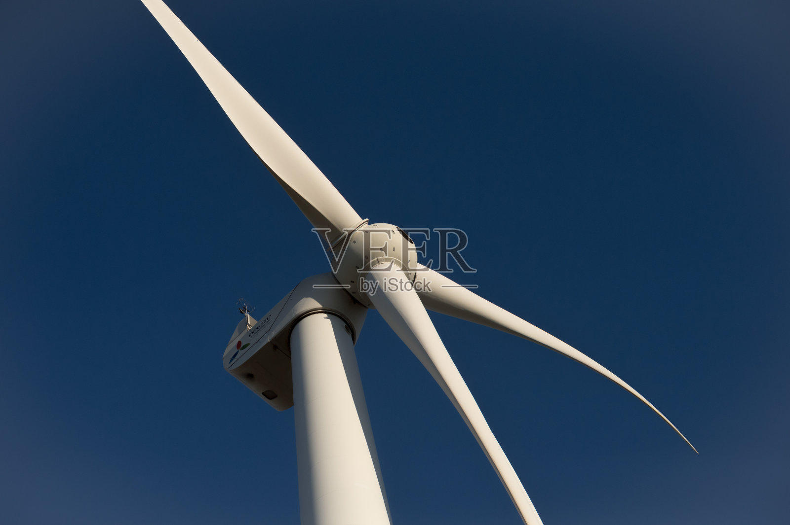 风力发电机为人类造福。照片摄影图片