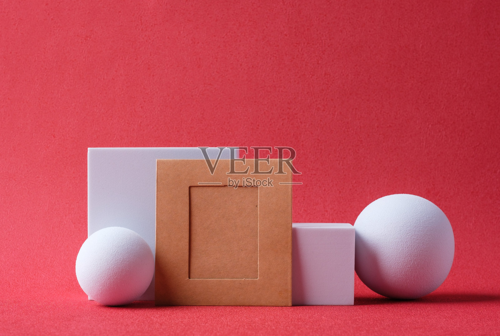 模拟空白纸框架与基座的红色背景照片摄影图片